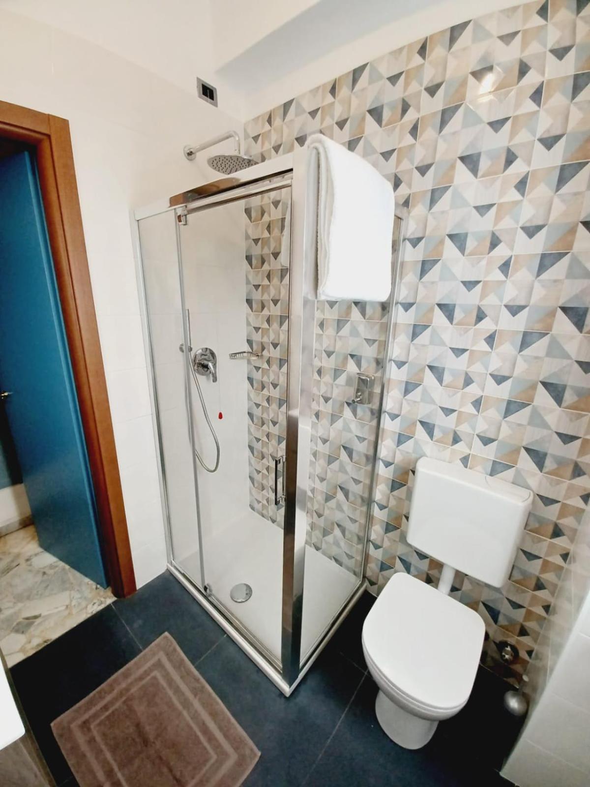 Budget Double Room - Photo 4