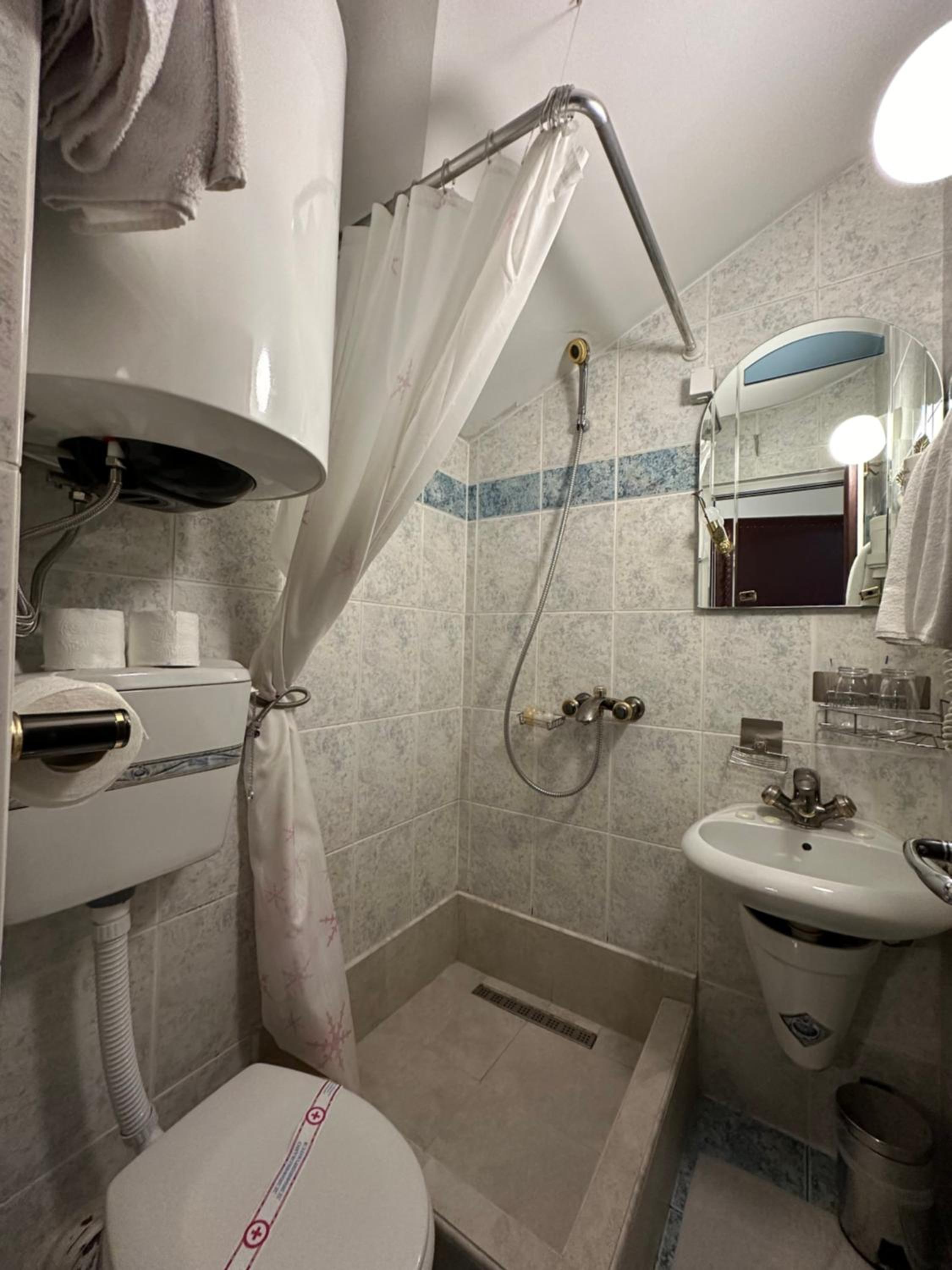 Family Room with Private Bathroom photo 2