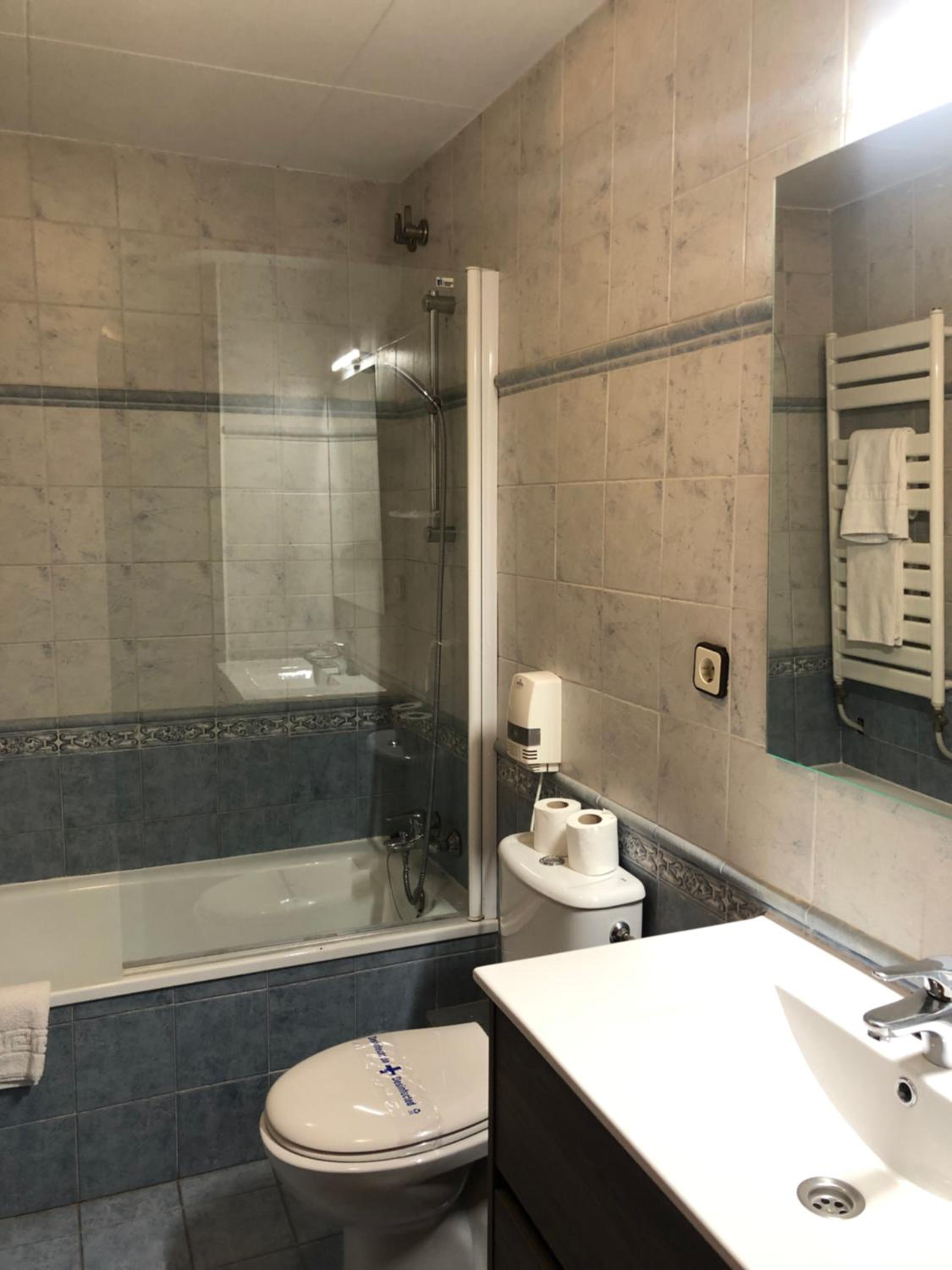 Four-Bedroom Apartment (9 Adults) - Photo 8