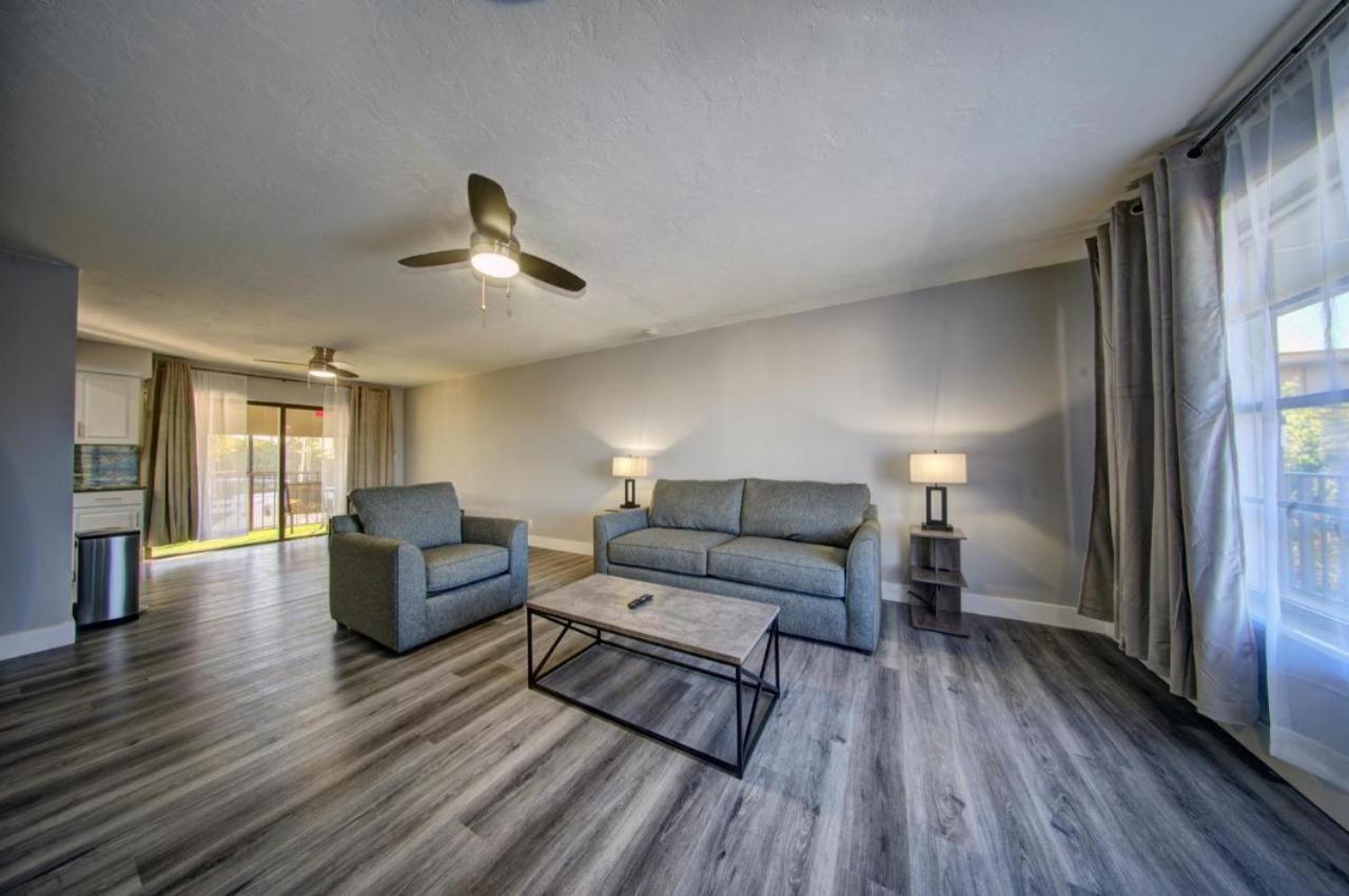 One-Bedroom Apartment with Balcony and Water View photo 3
