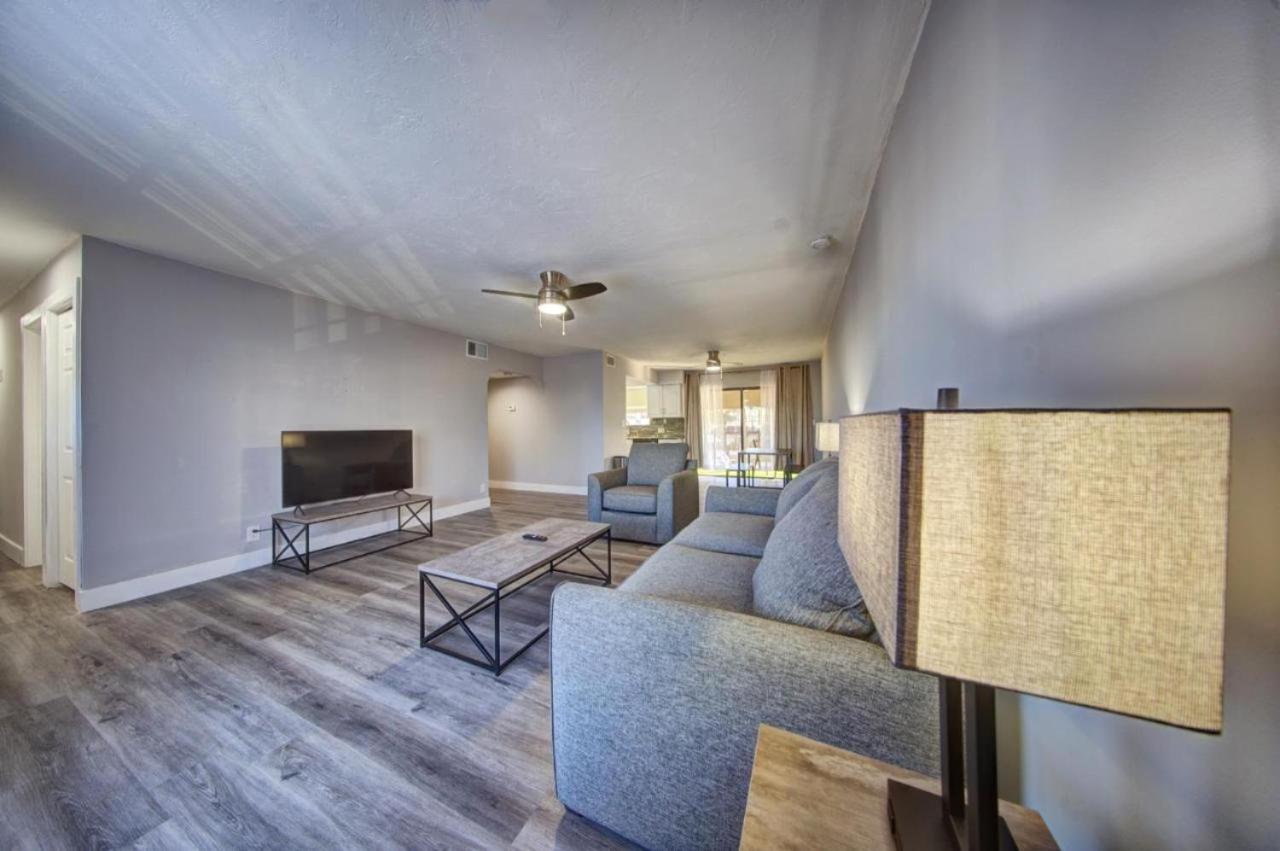 One-Bedroom Apartment with Balcony and Water View photo 2