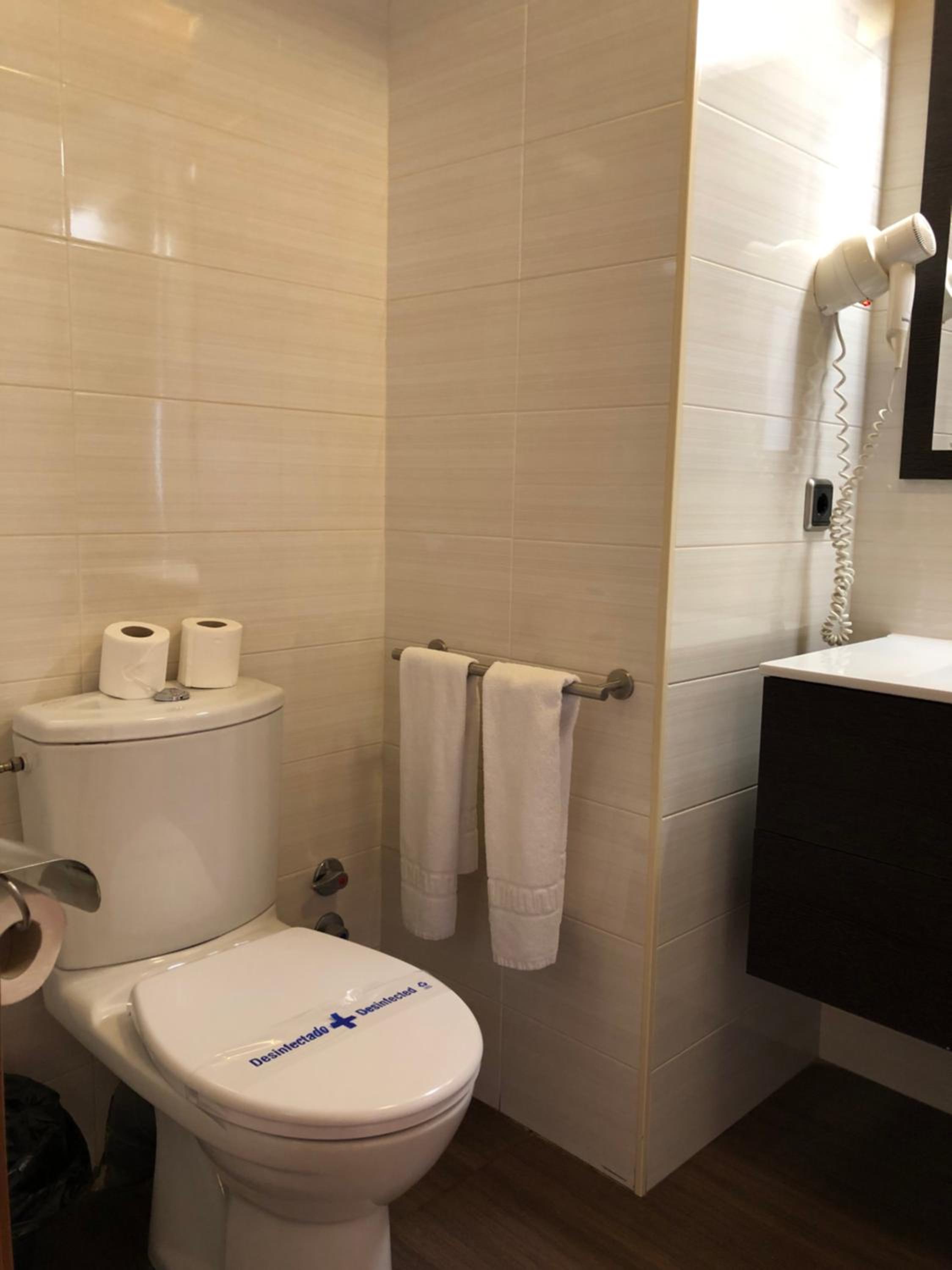 Triple Room (2 Adults + 1 Child) - Photo 3