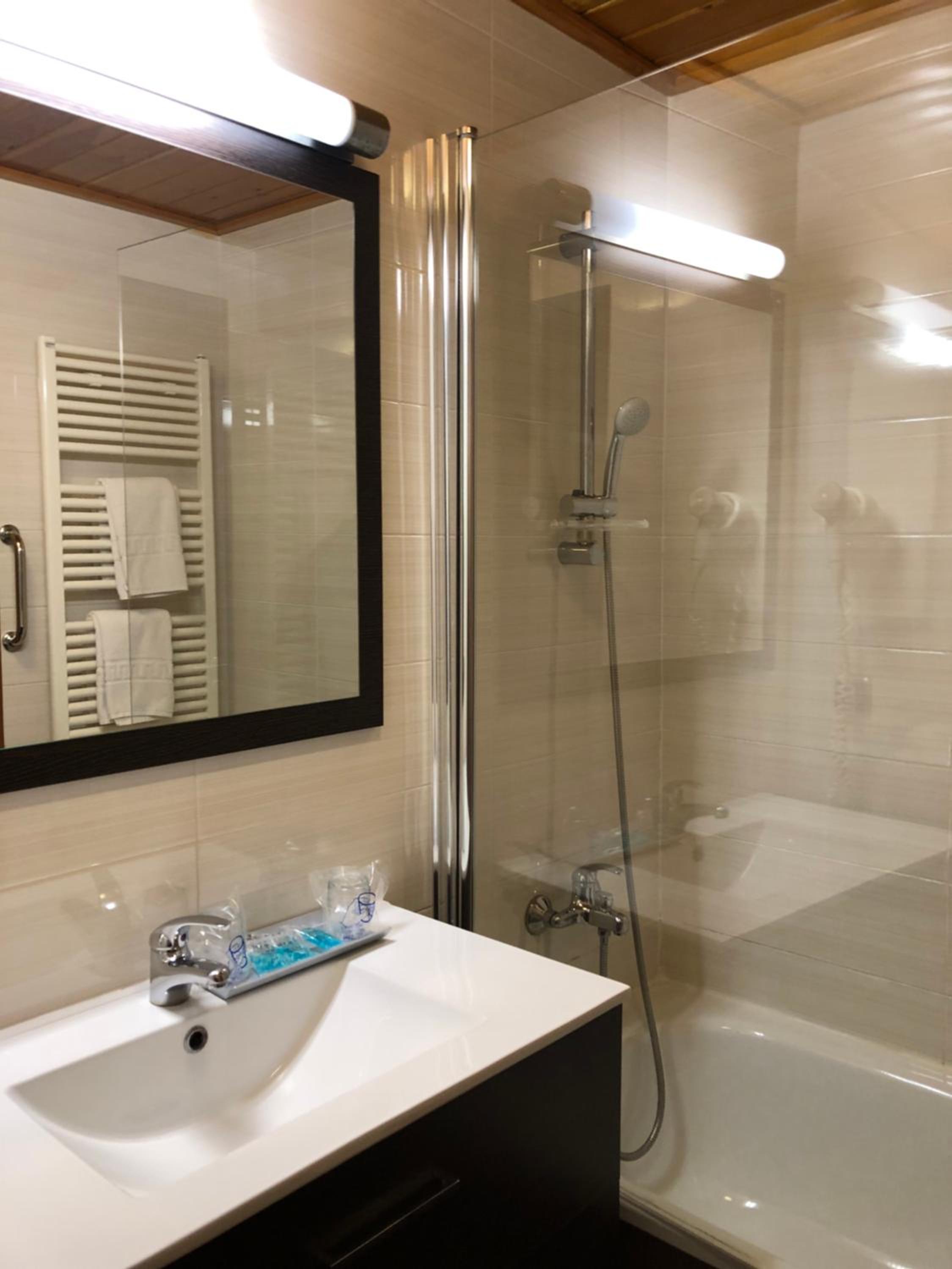 Triple Room (2 Adults + 1 Child) - Photo 2