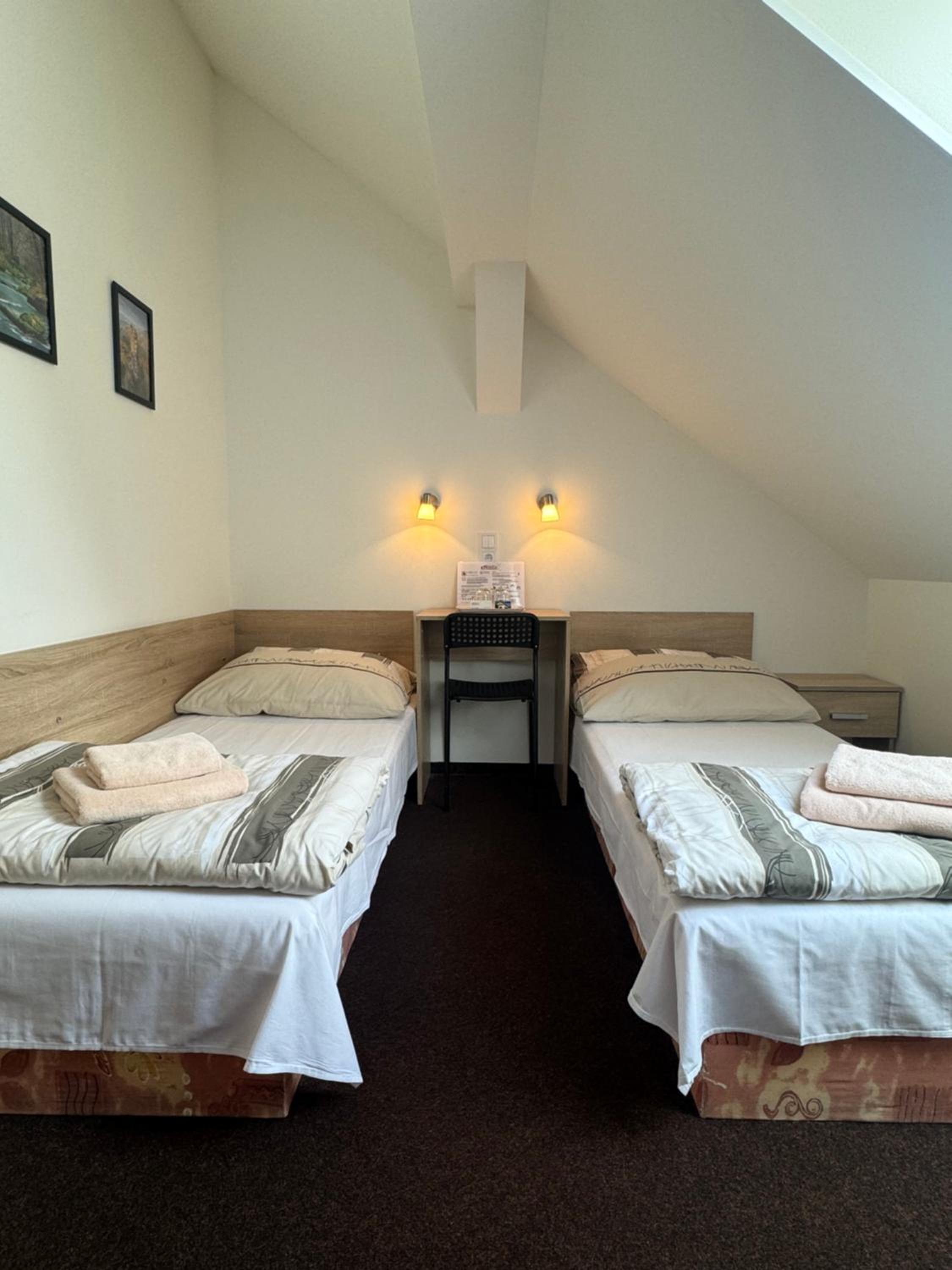 Small Twin Room - Photo 1