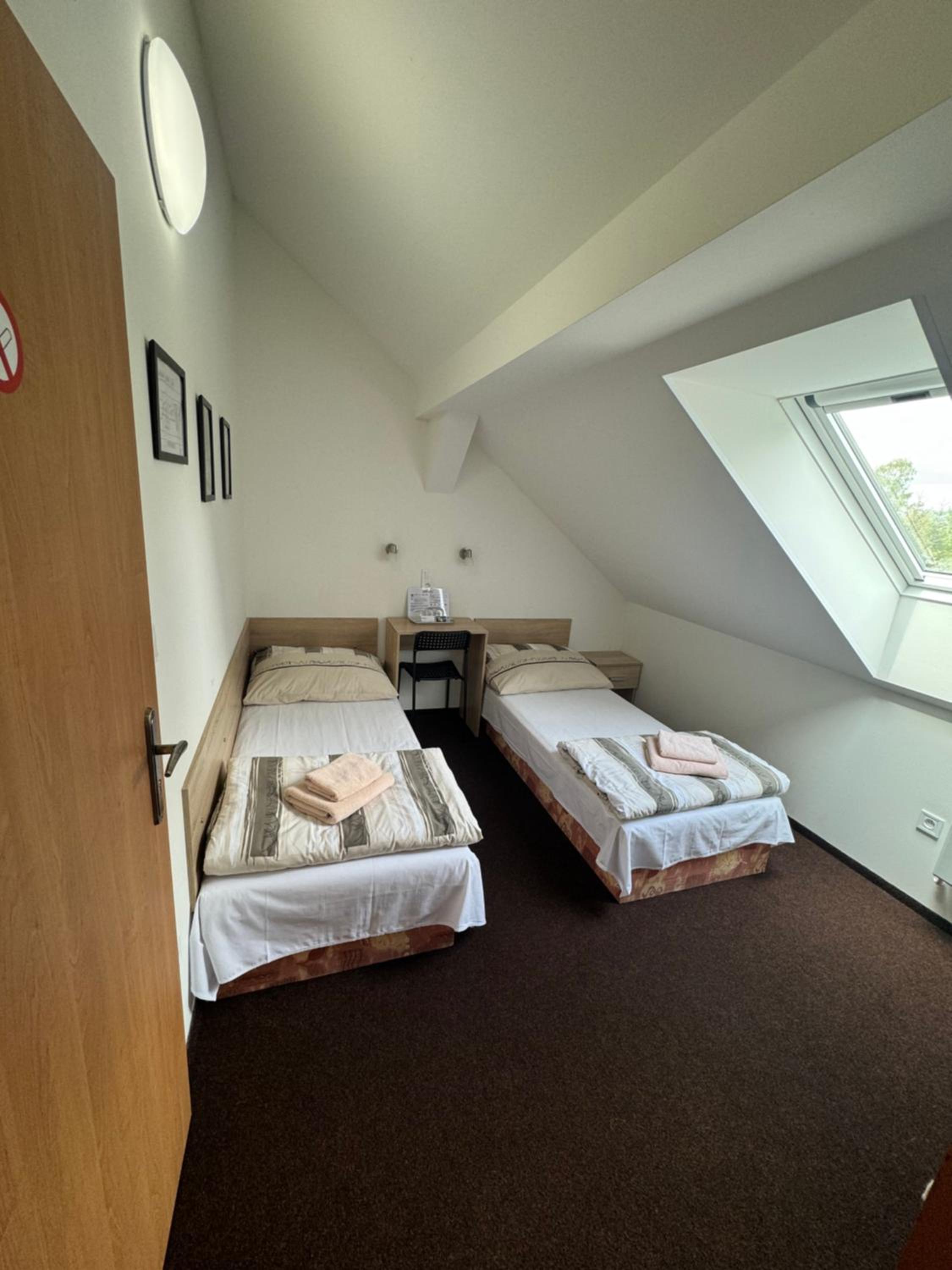 Small Twin Room - Photo 4