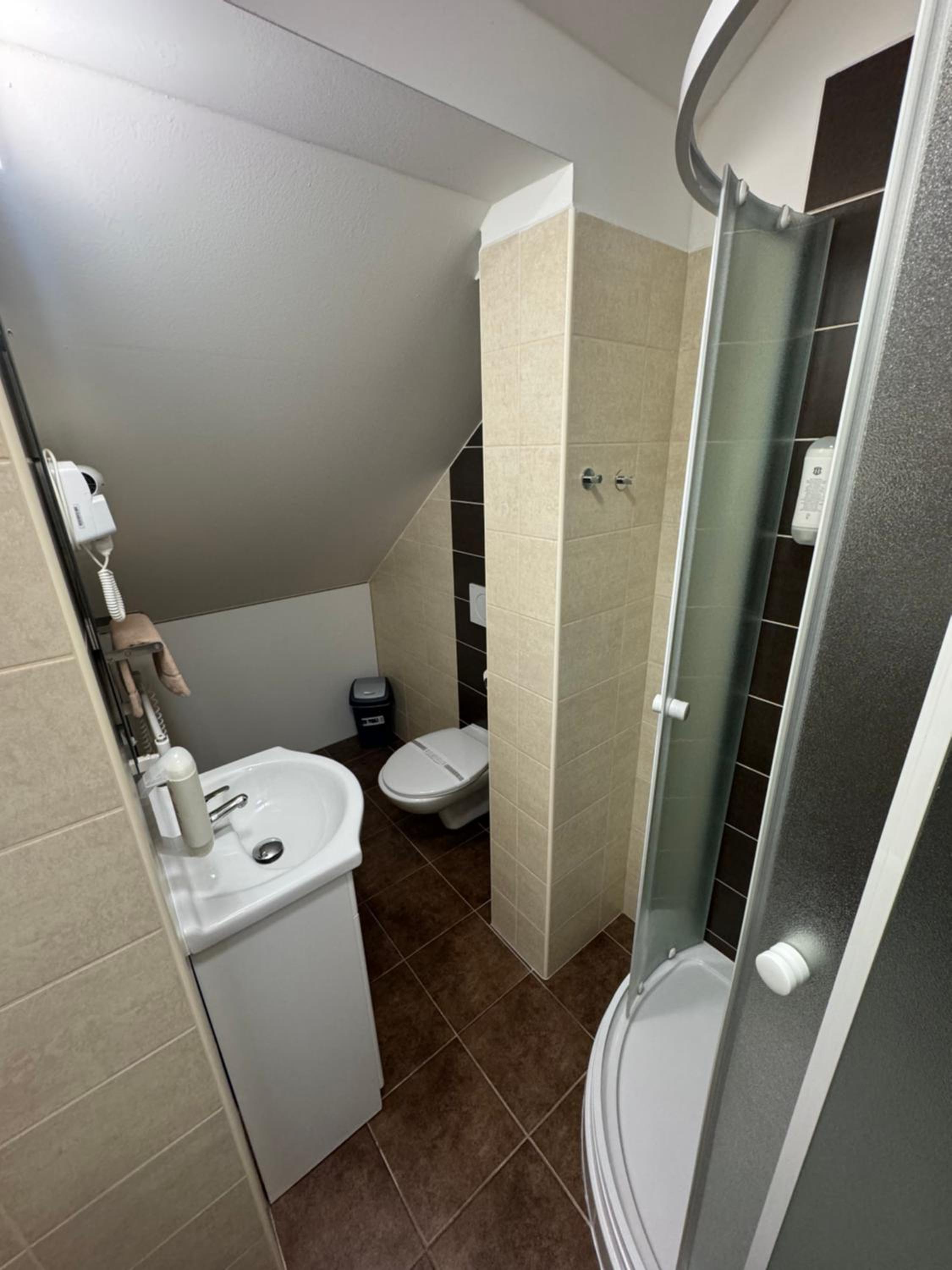 Small Twin Room - Photo 3