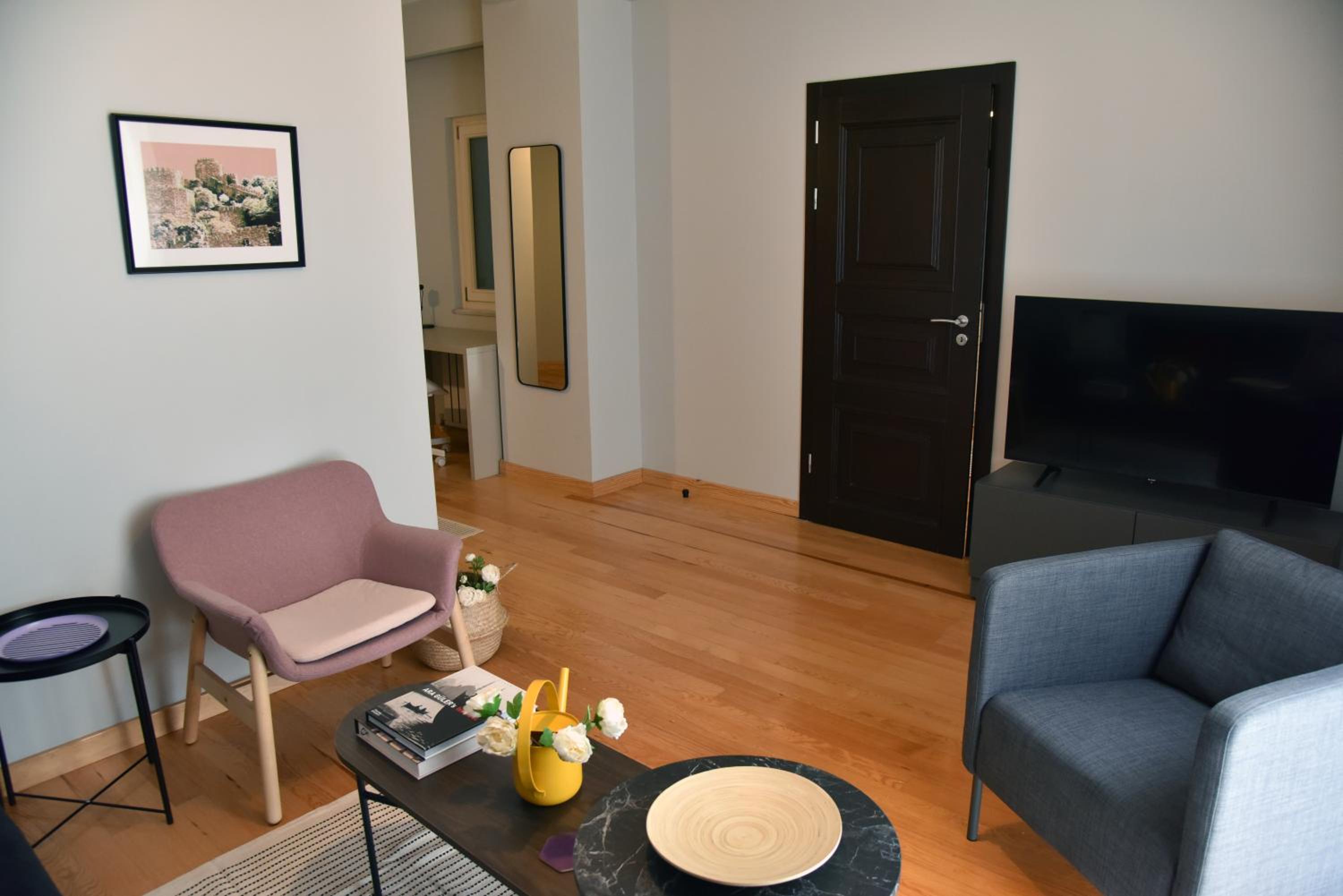 One-Bedroom Apartment with Balcony and City View photo 1