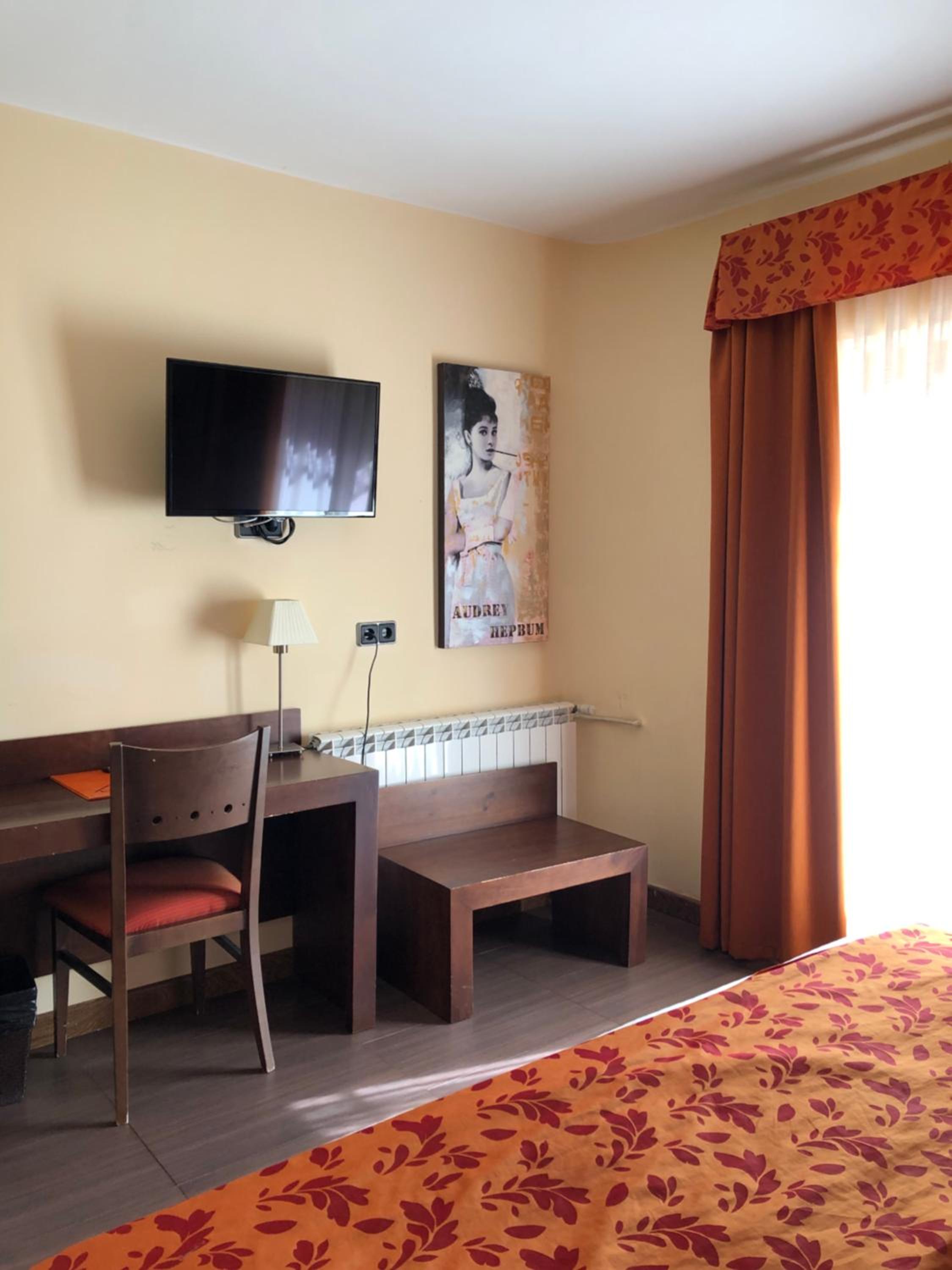 Double or Twin Room - Photo 4