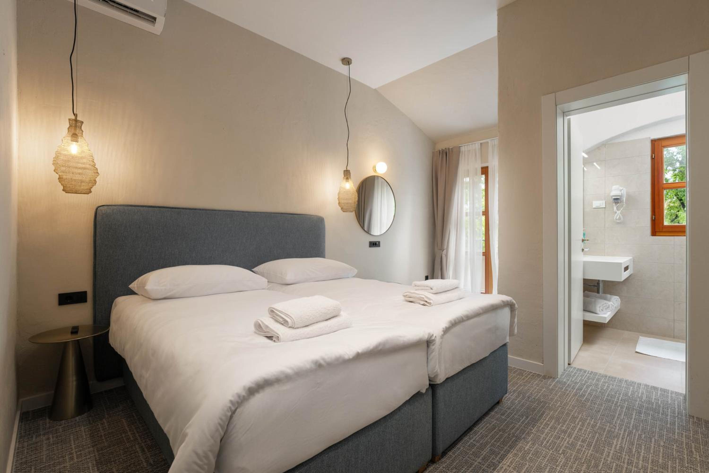 Premium Double Room - Photo 9
