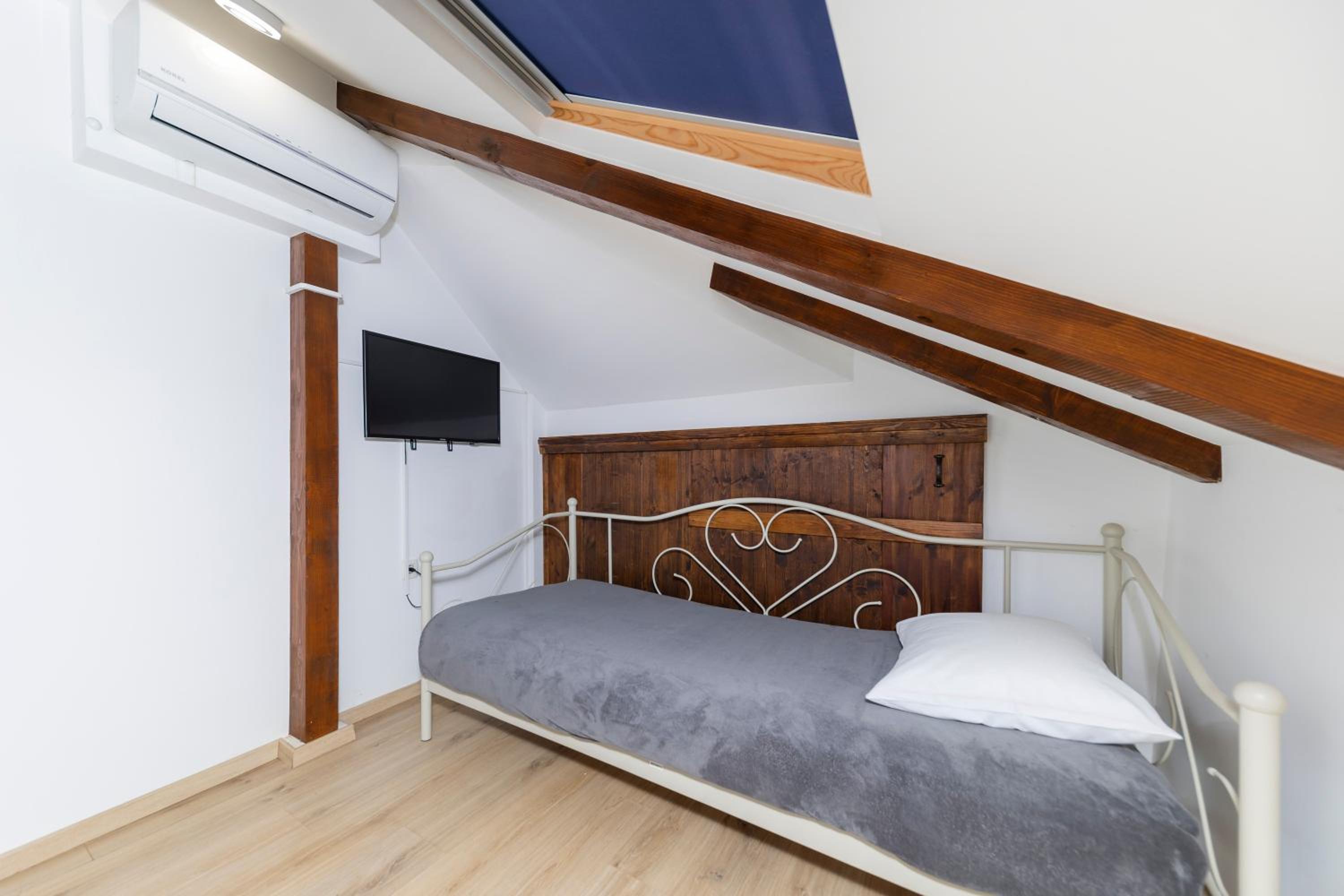 Apartment with Terrace and Partial Sea View - Photo 16