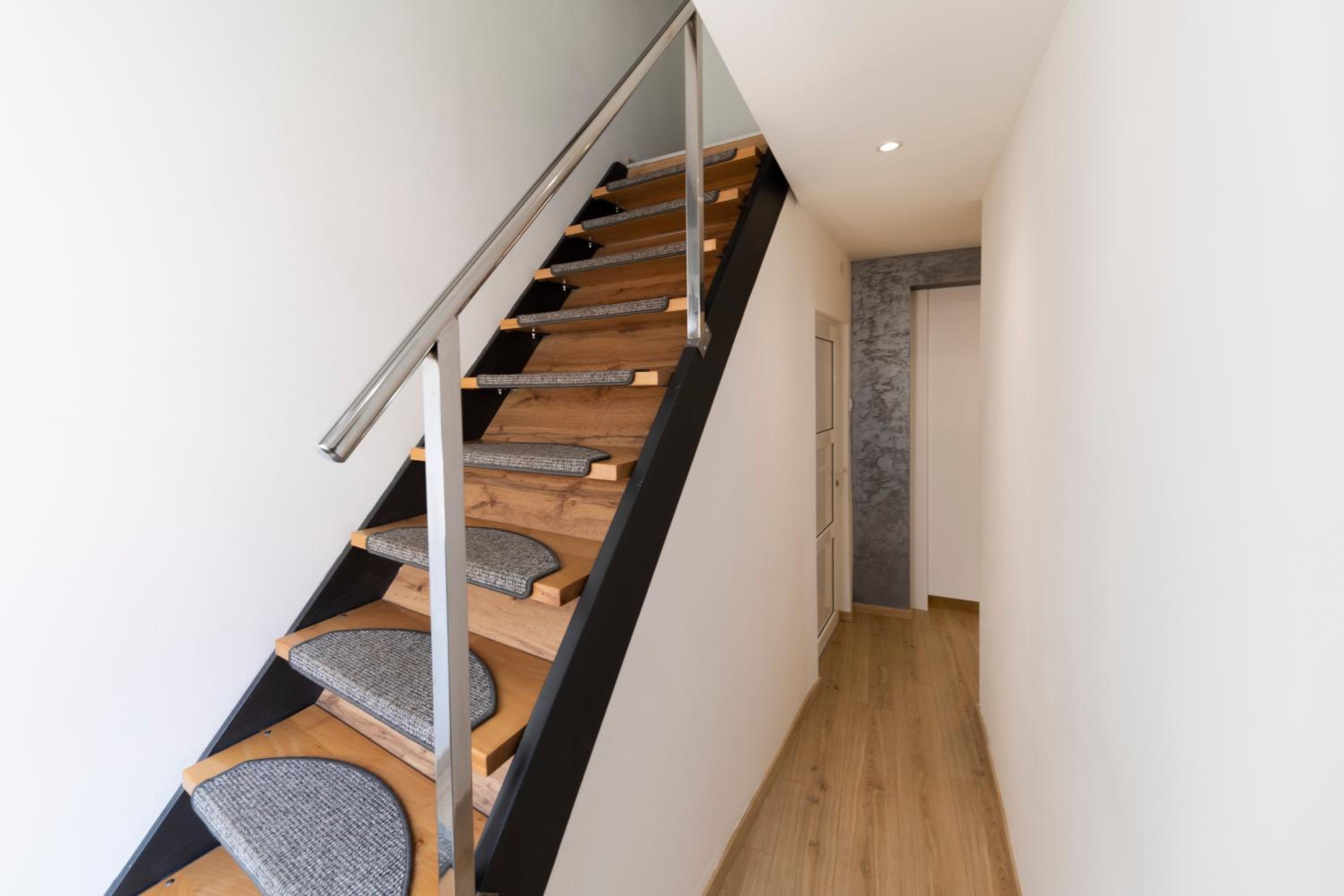 Apartment with Terrace and Partial Sea View - Photo 15