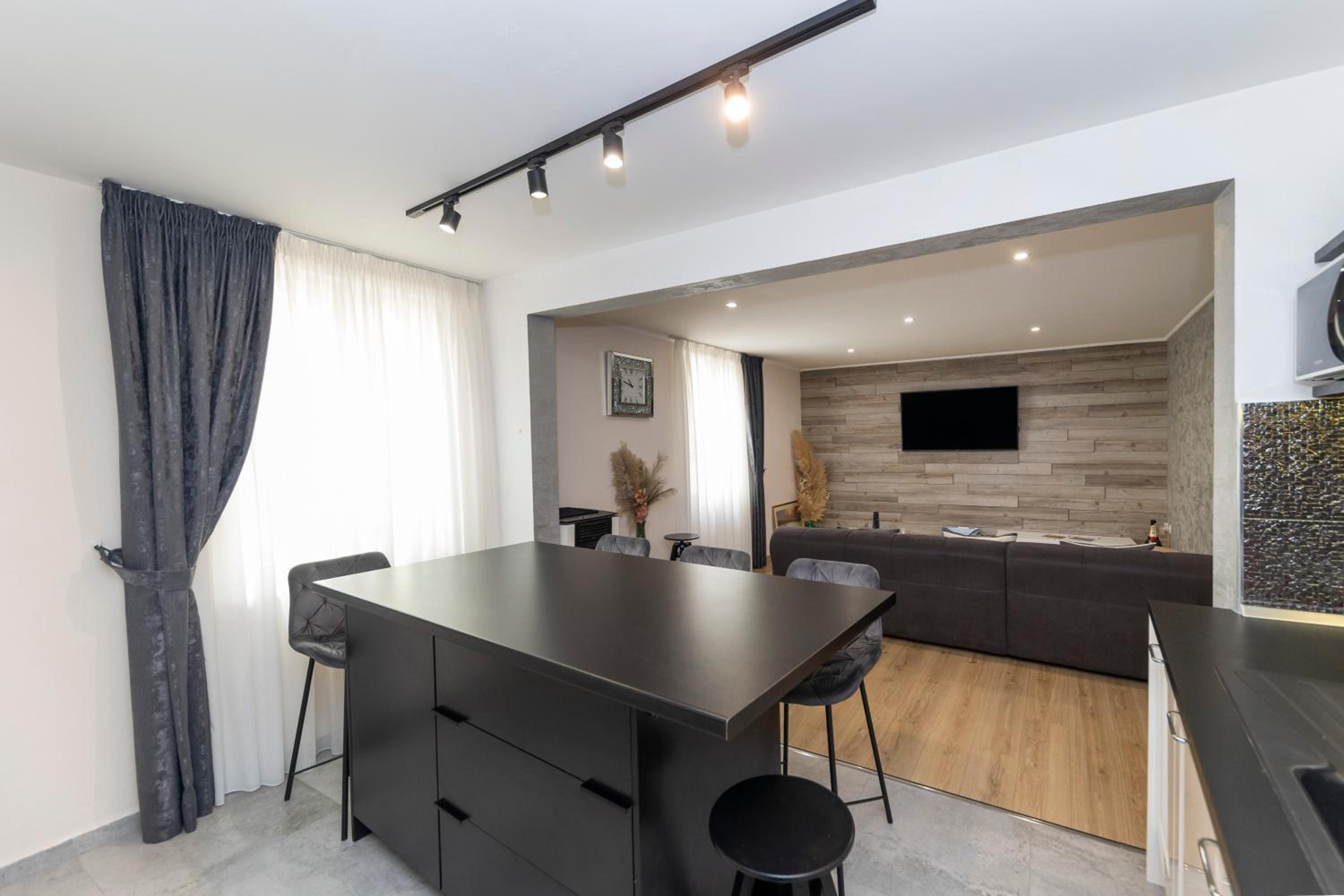 Apartment with Terrace and Partial Sea View - Photo 42