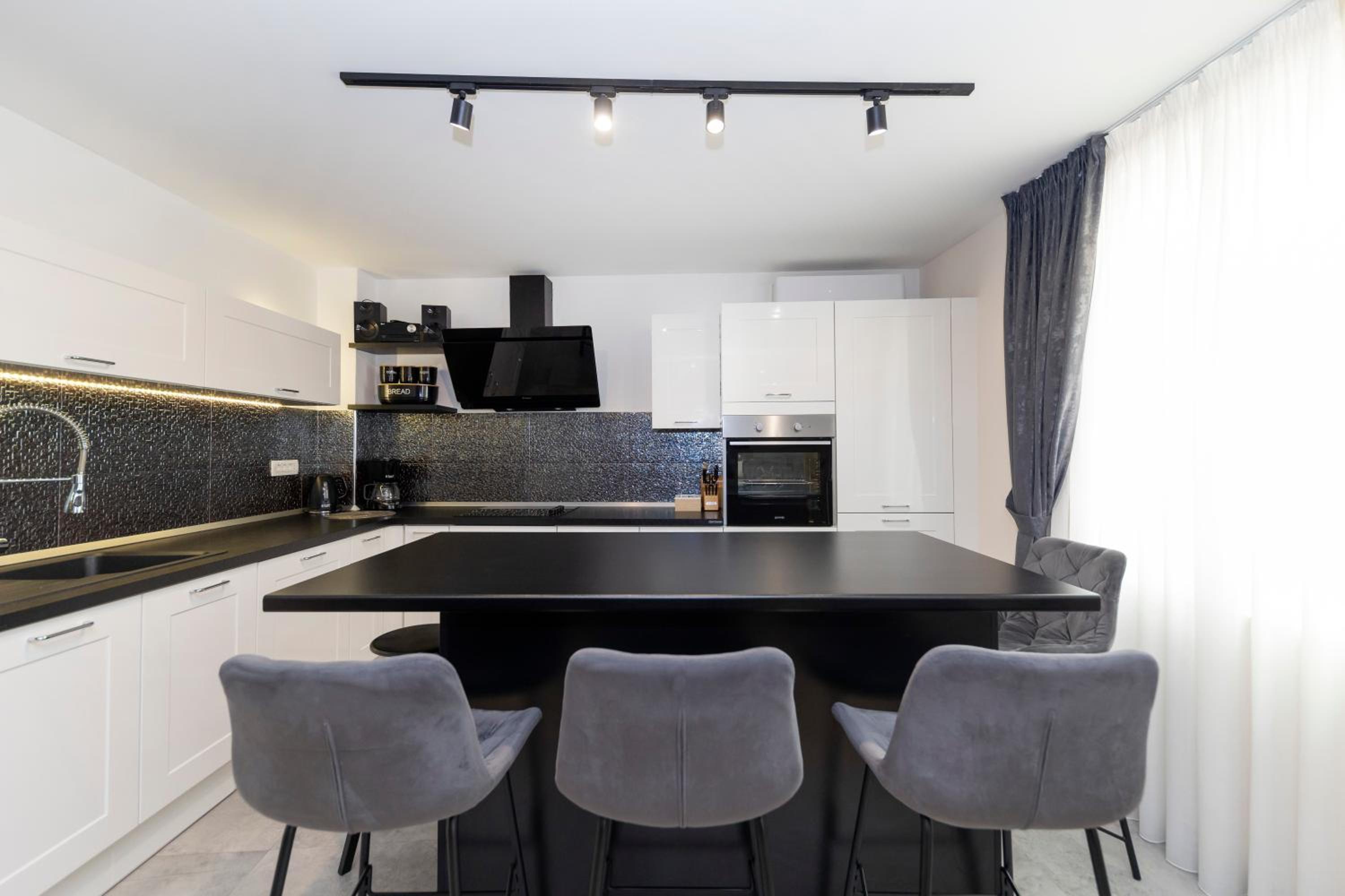Apartment with Terrace and Partial Sea View - Photo 11