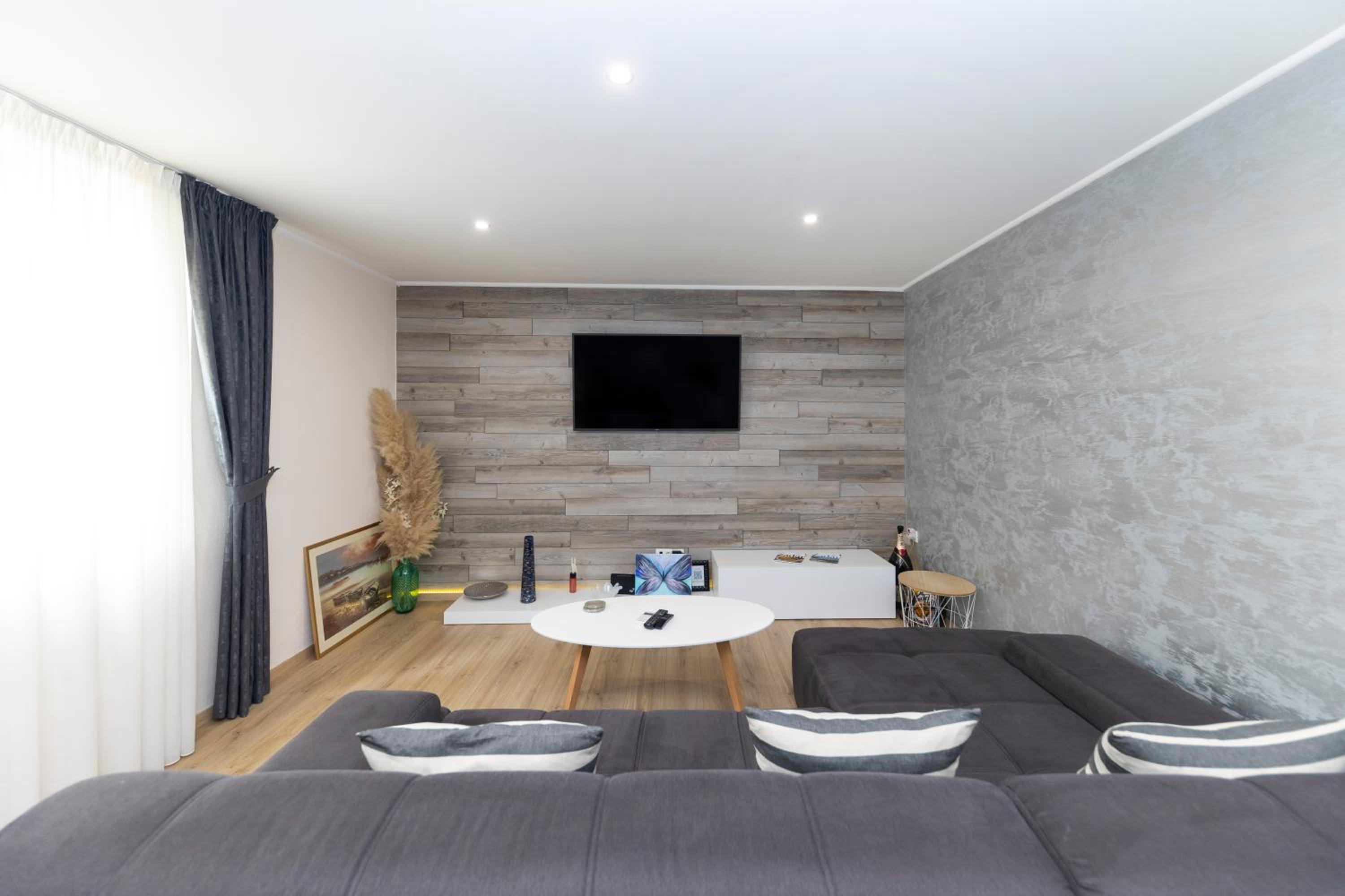Apartment with Terrace and Partial Sea View - Photo 10