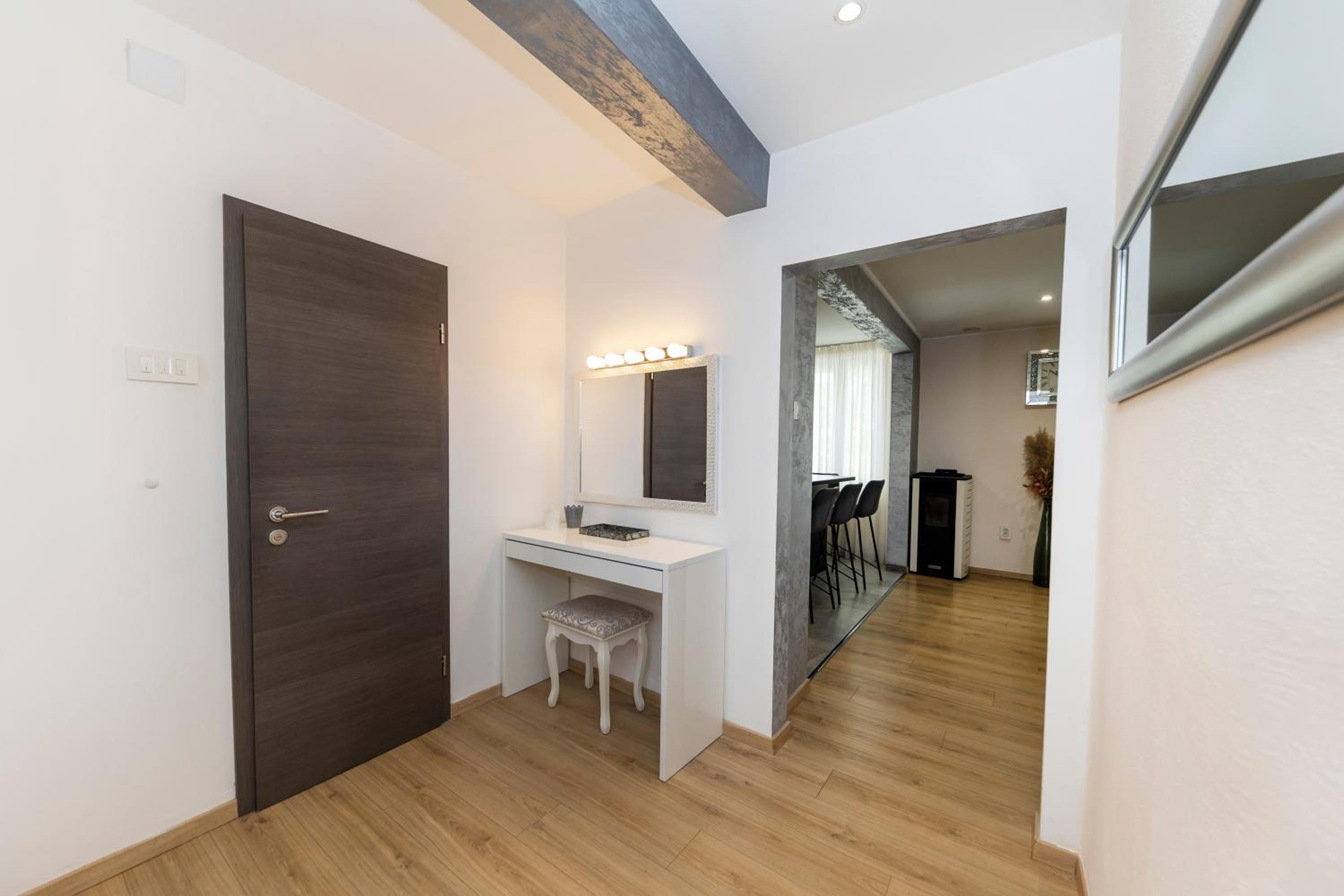 Apartment with Terrace and Partial Sea View - Photo 8