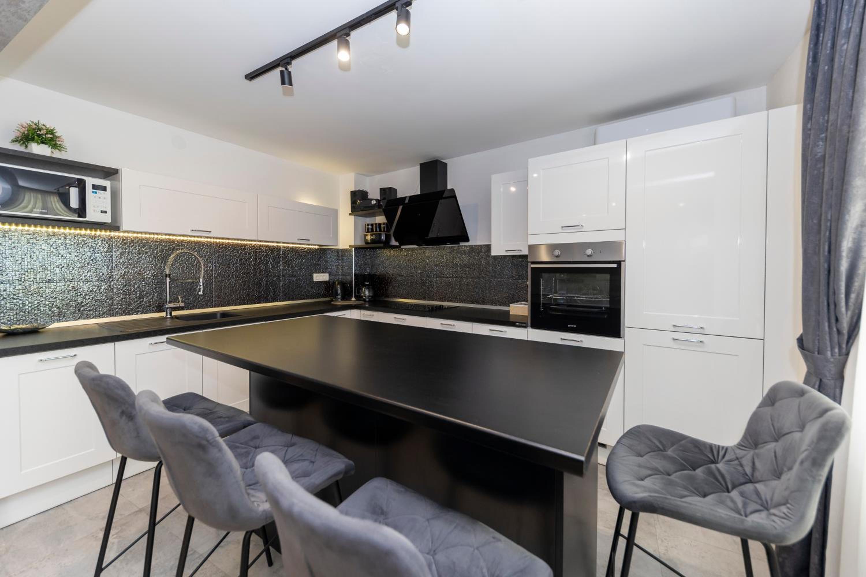 Apartment with Terrace and Partial Sea View - Photo 5