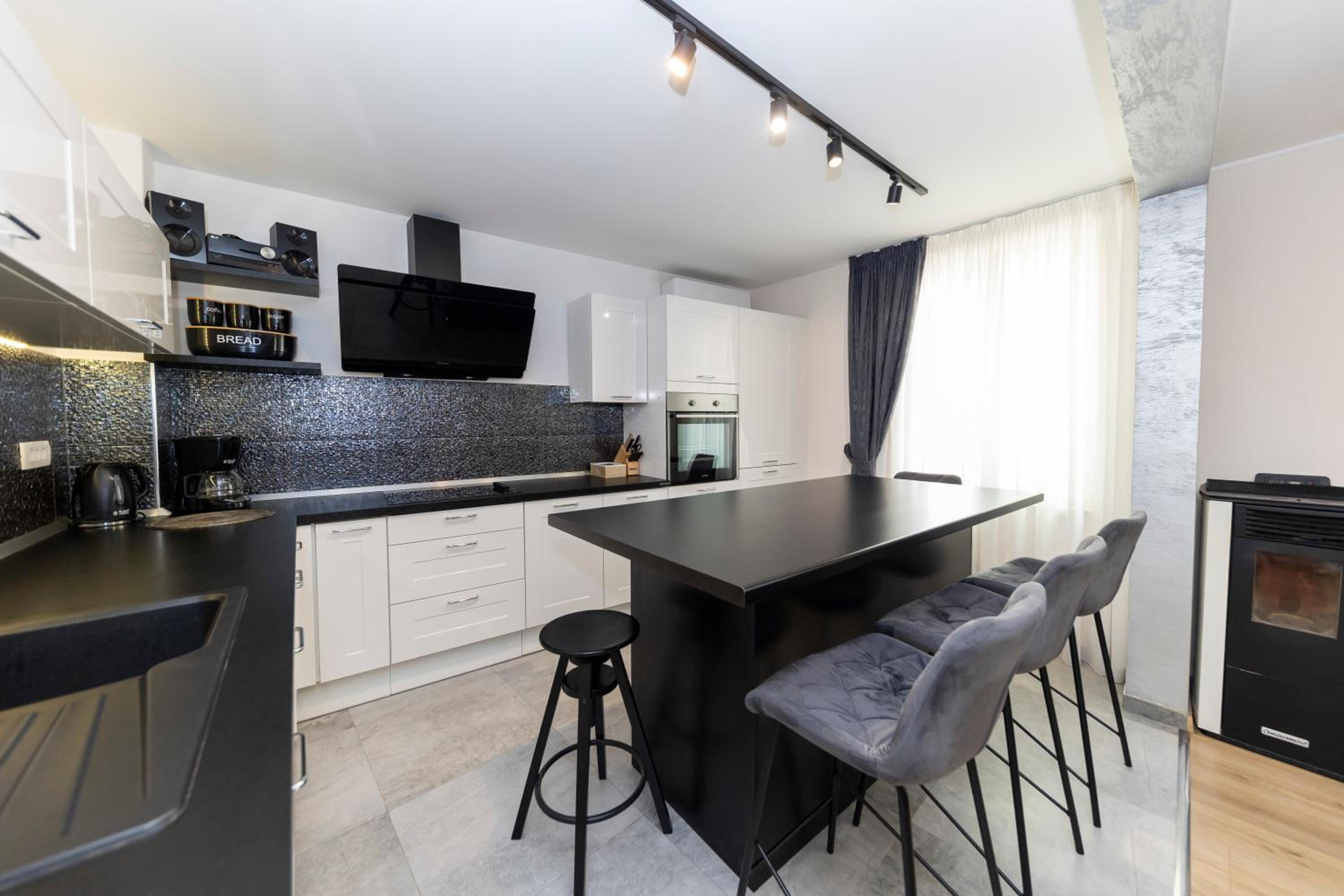 Apartment with Terrace and Partial Sea View - Photo 4