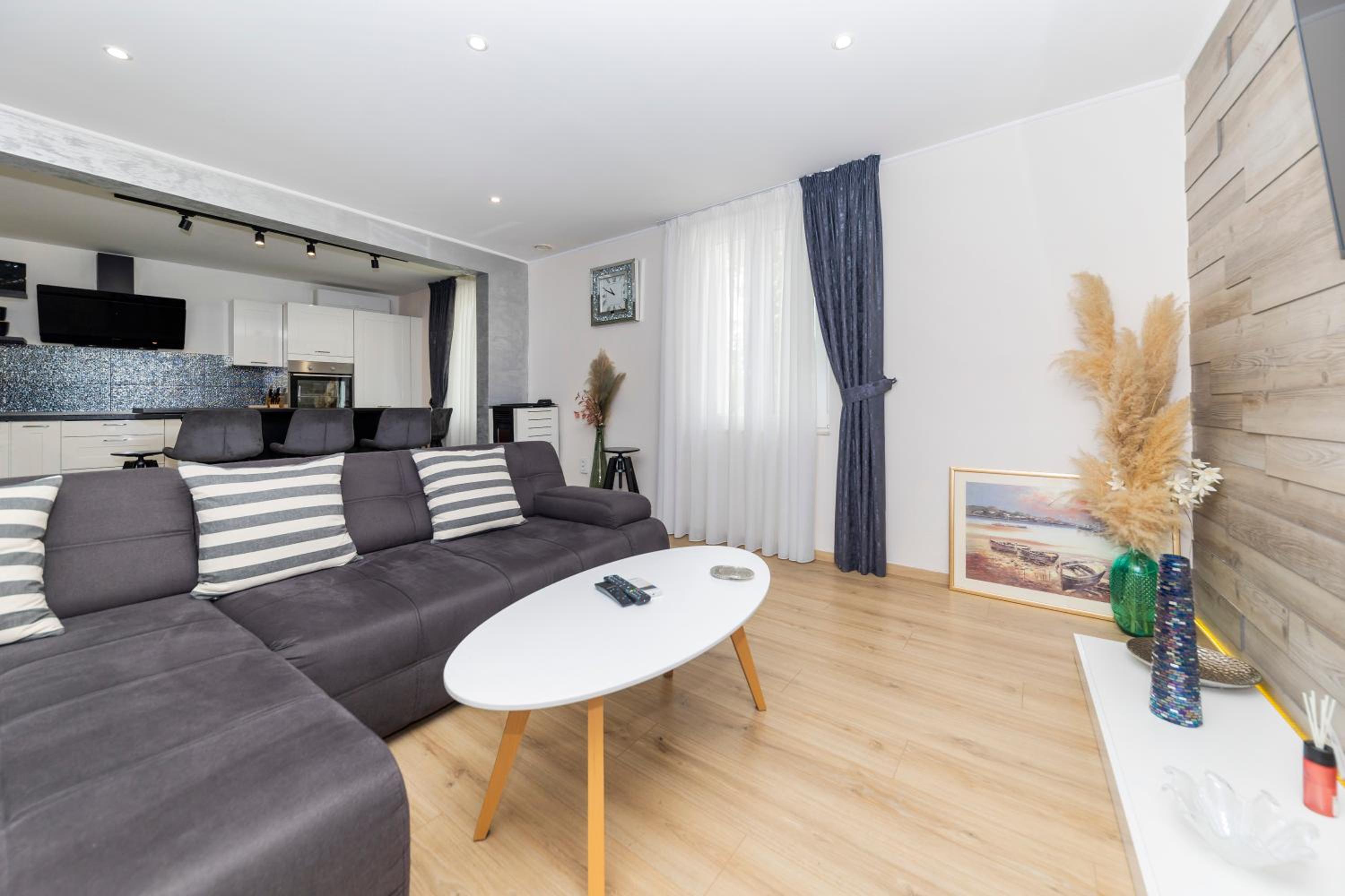 Apartment with Terrace and Partial Sea View - Photo 3