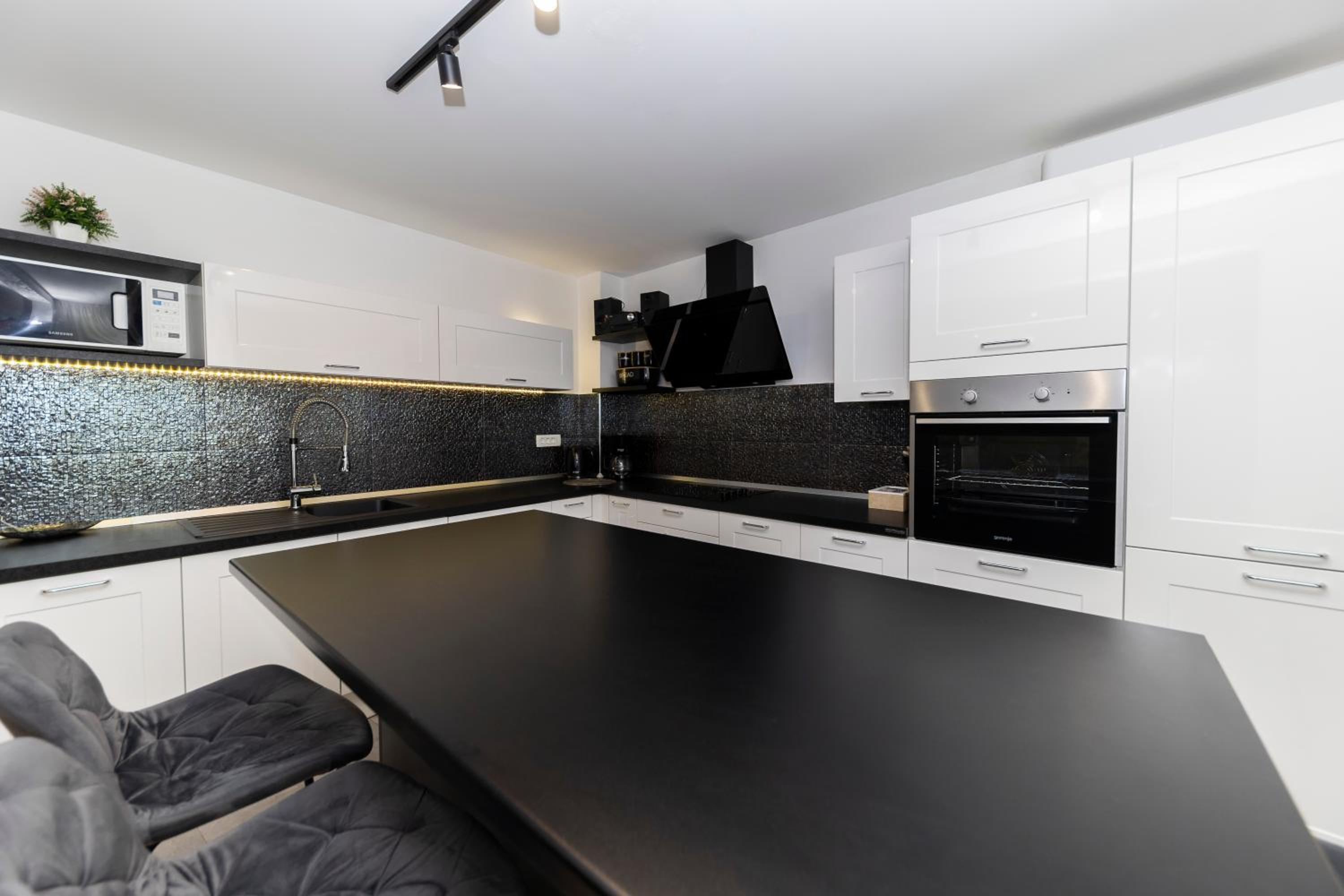 Apartment with Terrace and Partial Sea View - Photo 28