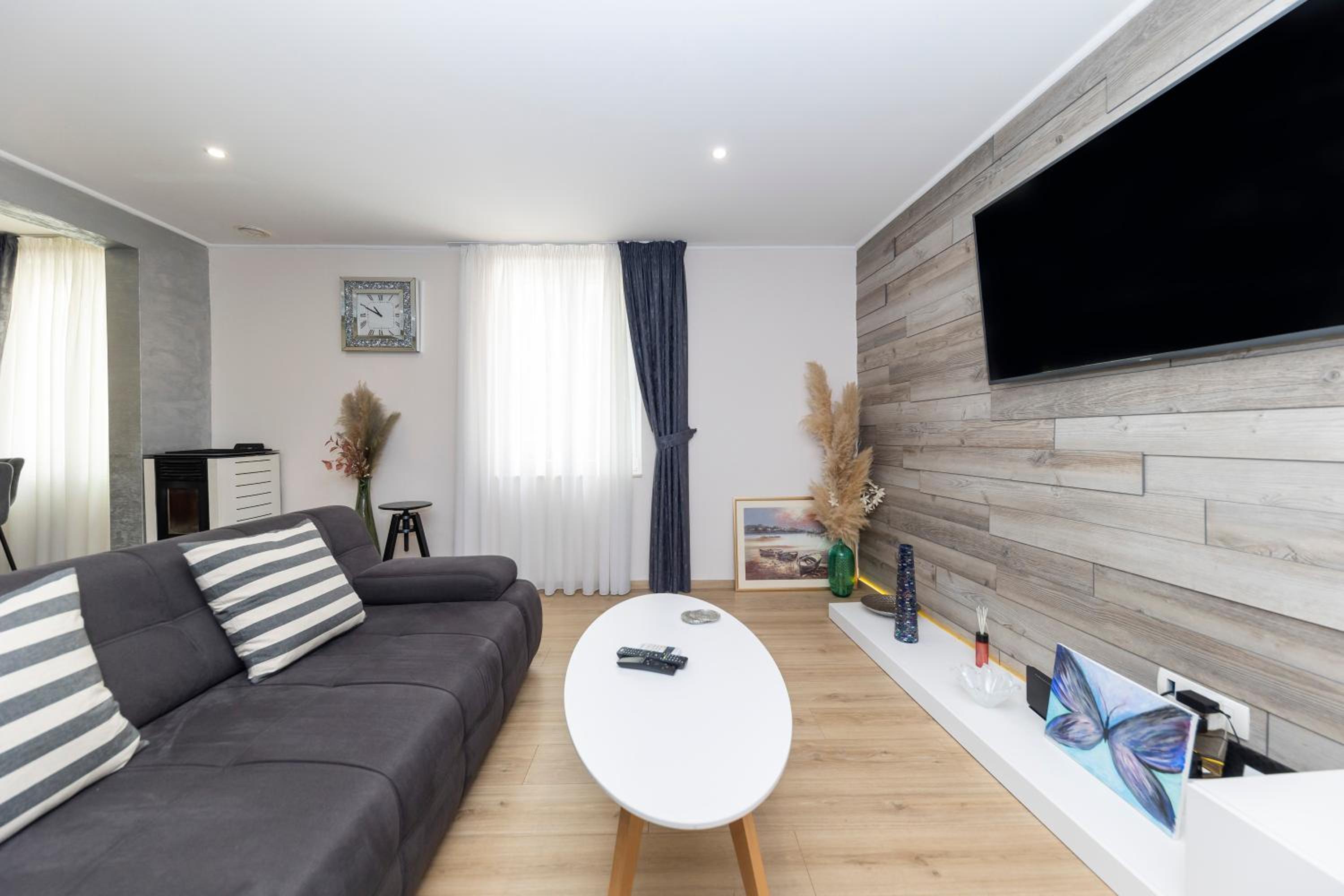 Apartment with Terrace and Partial Sea View - Photo 41