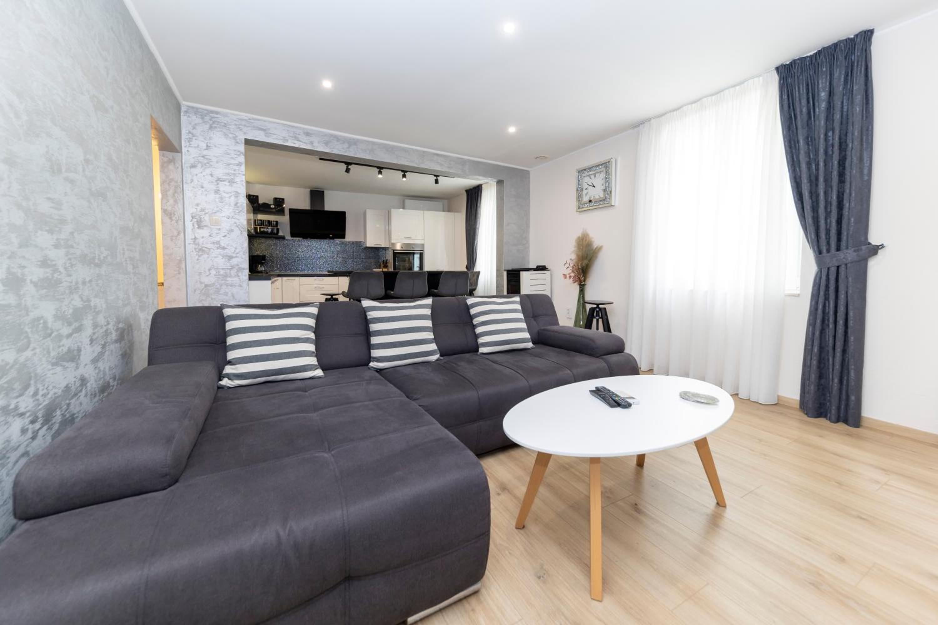 Apartment with Terrace and Partial Sea View - Photo 40