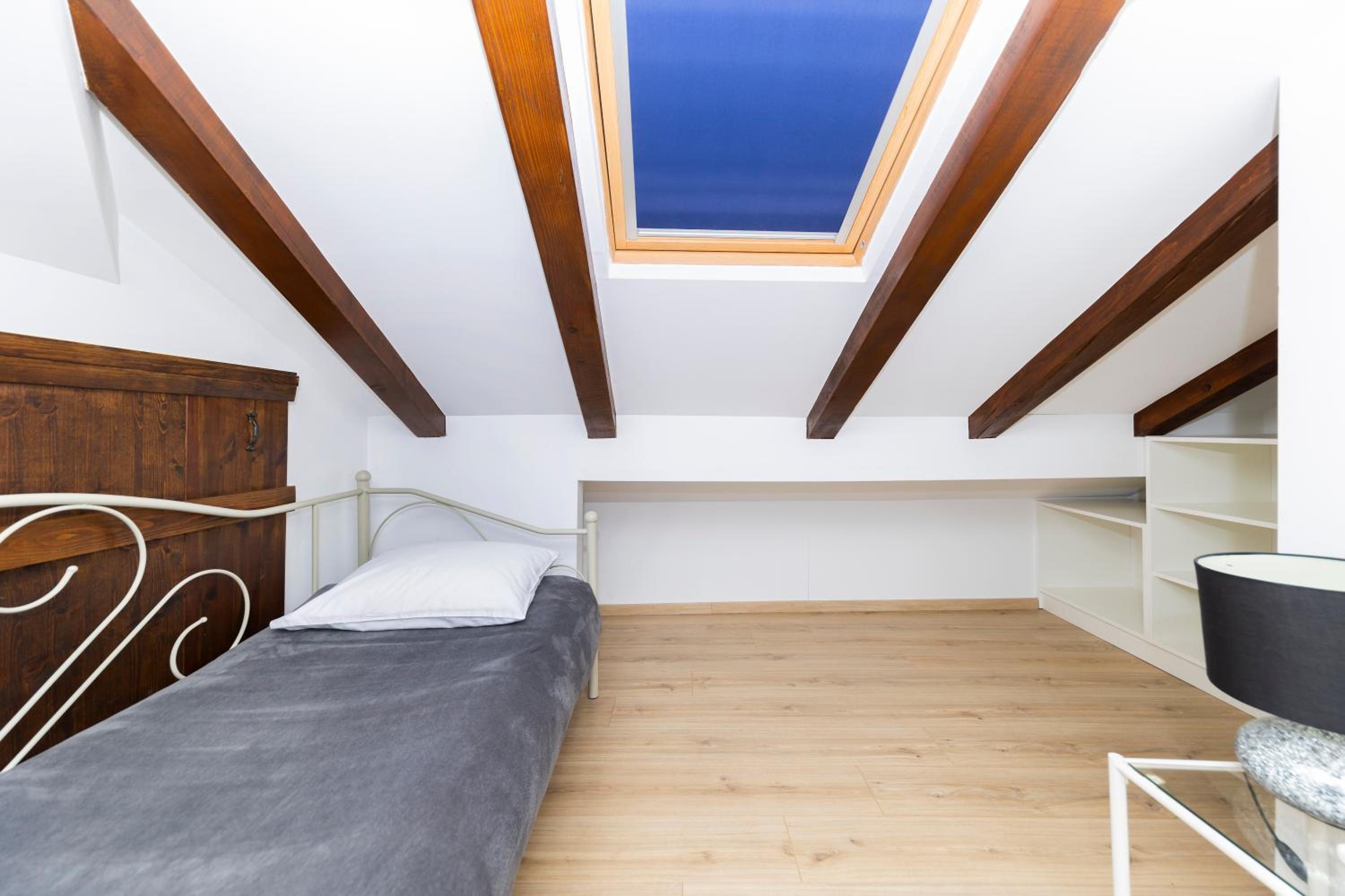 Apartment with Terrace and Partial Sea View - Photo 38