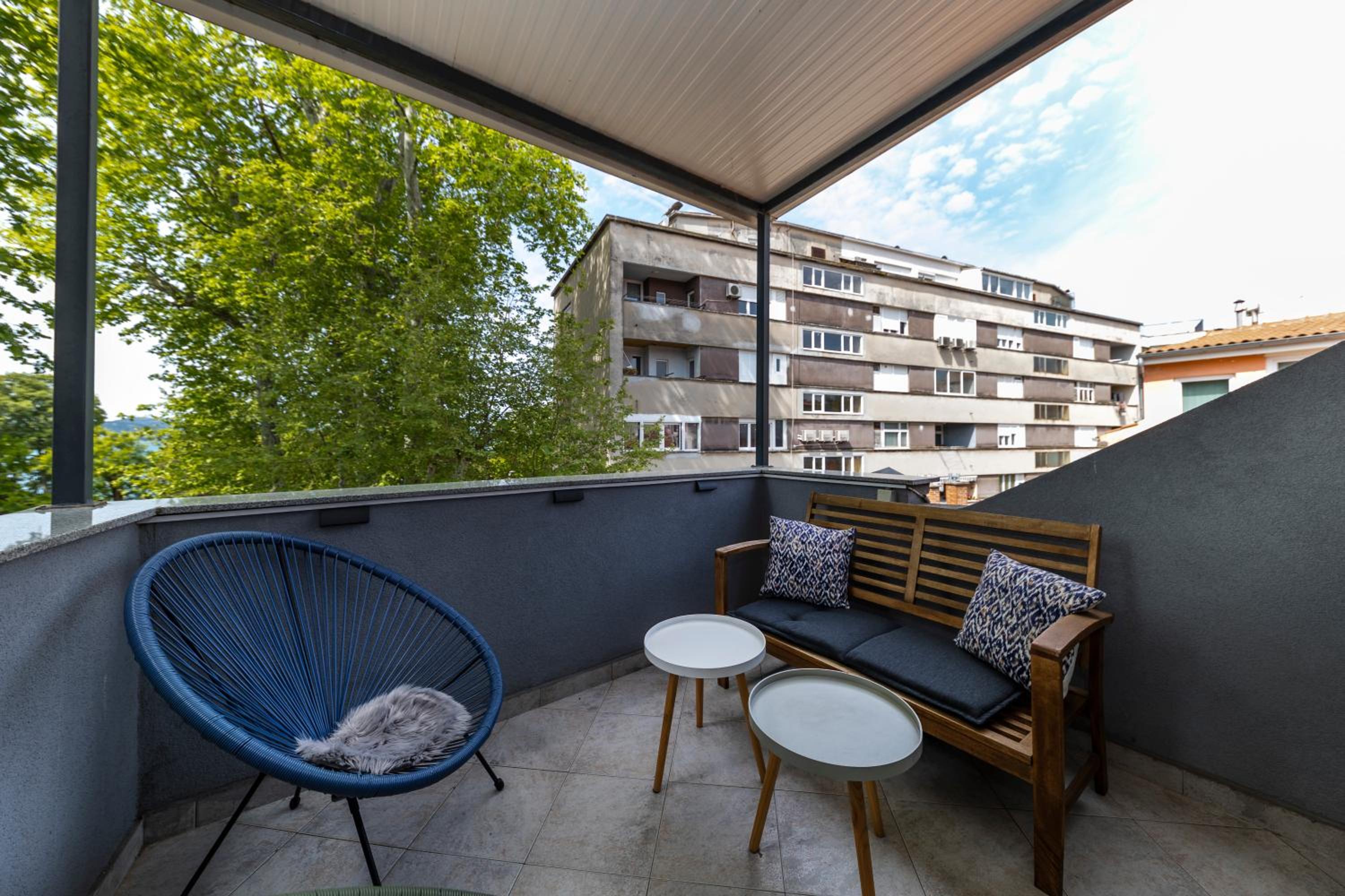 Apartment with Terrace and Partial Sea View - Photo 48