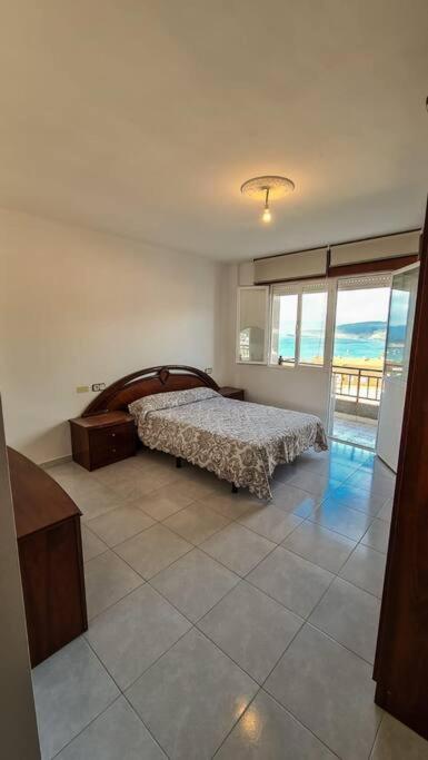 Apartamento de cuatro habitaciones con balcón