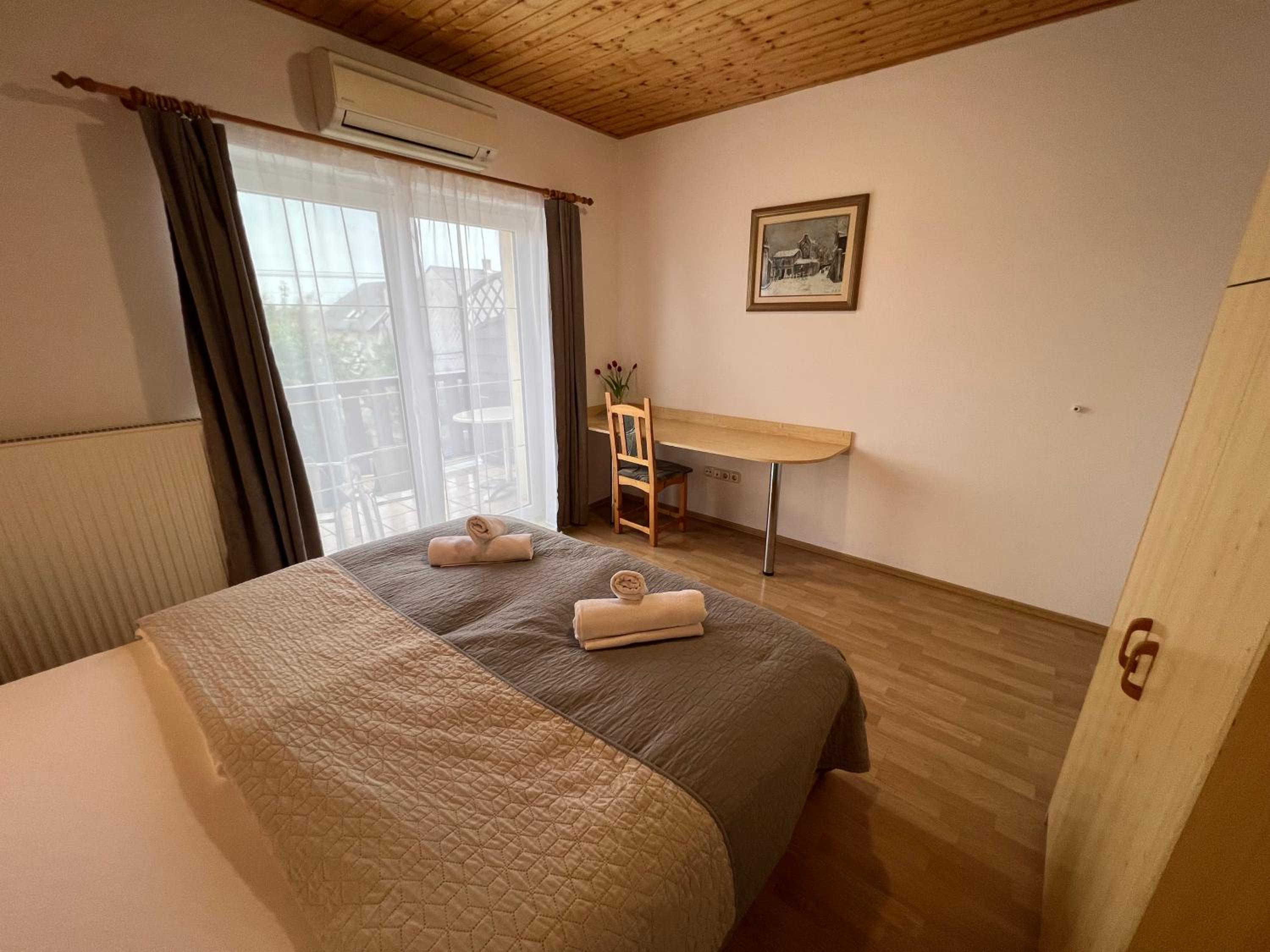Classic One-Bedroom Apartment with King Bed photo 3