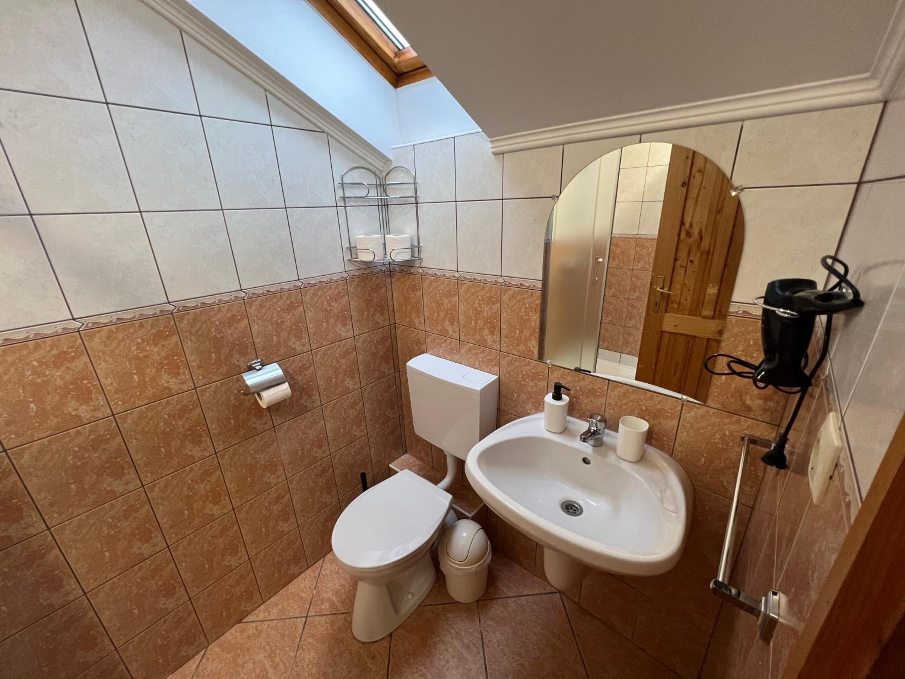 Classic One-Bedroom Apartment with King Bed photo 2