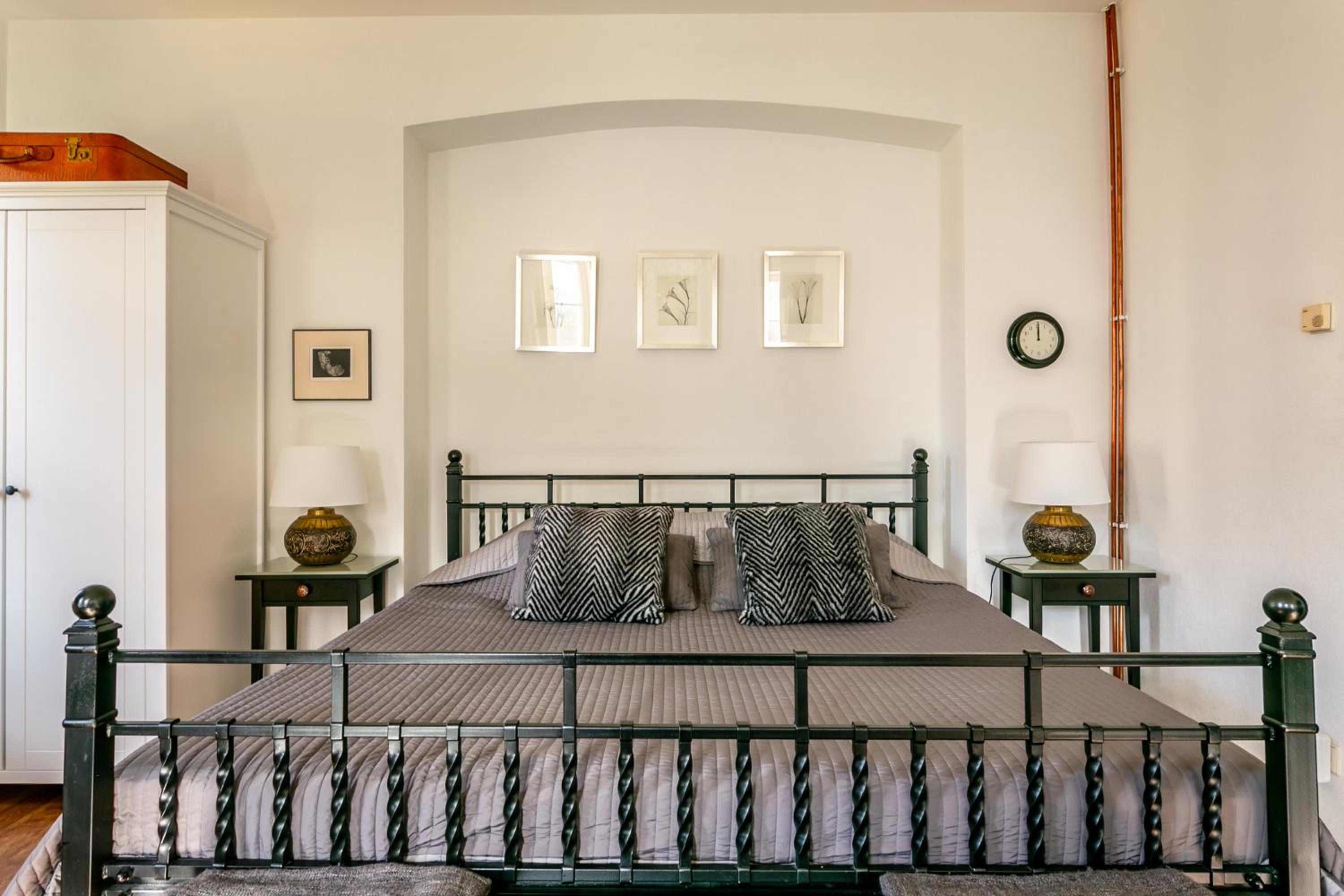 Studio Apartment No 1 with Dome Square View and Extra-Large Bed (One Level Above Ground) photo 1