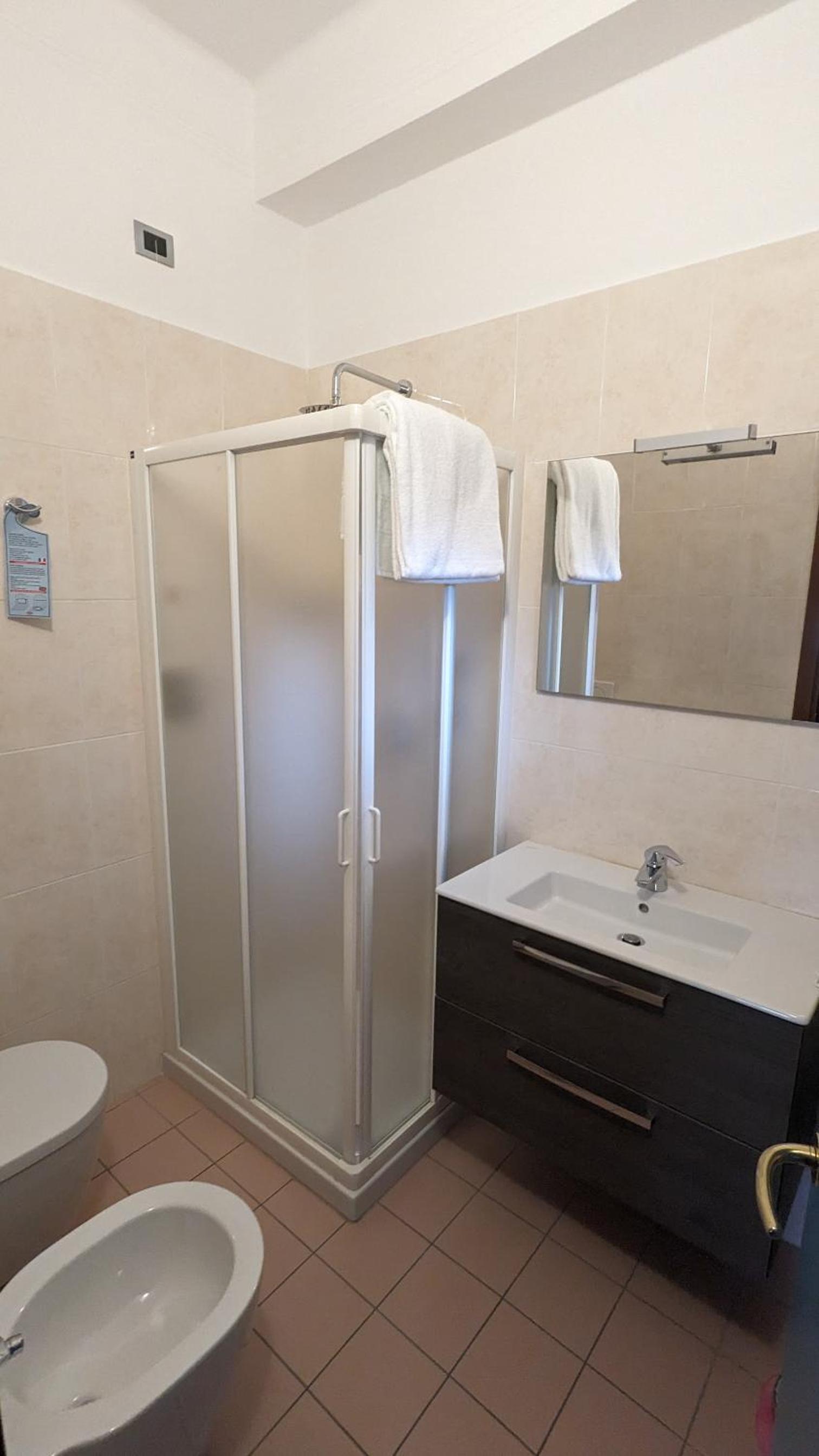Double or Twin Room with Balcony - Photo 2