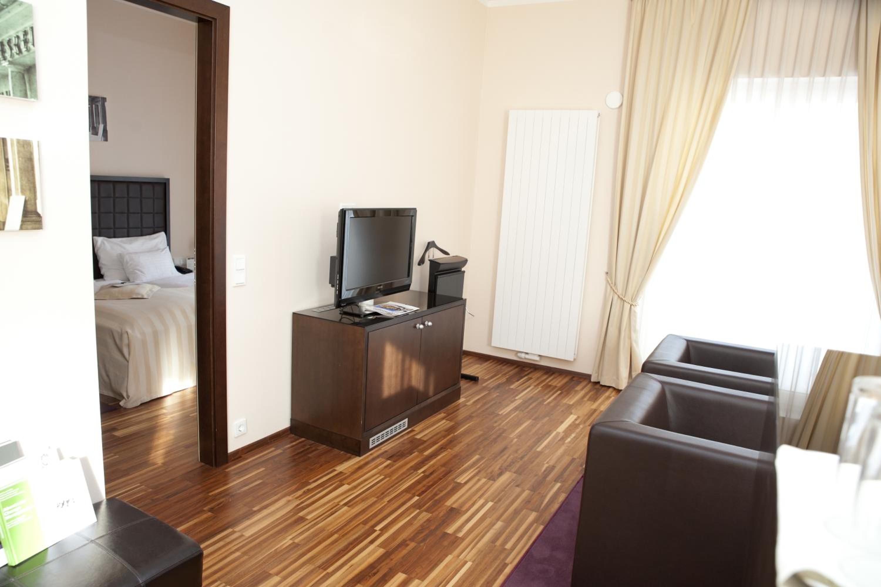 Suite with Balcony - Photo 4