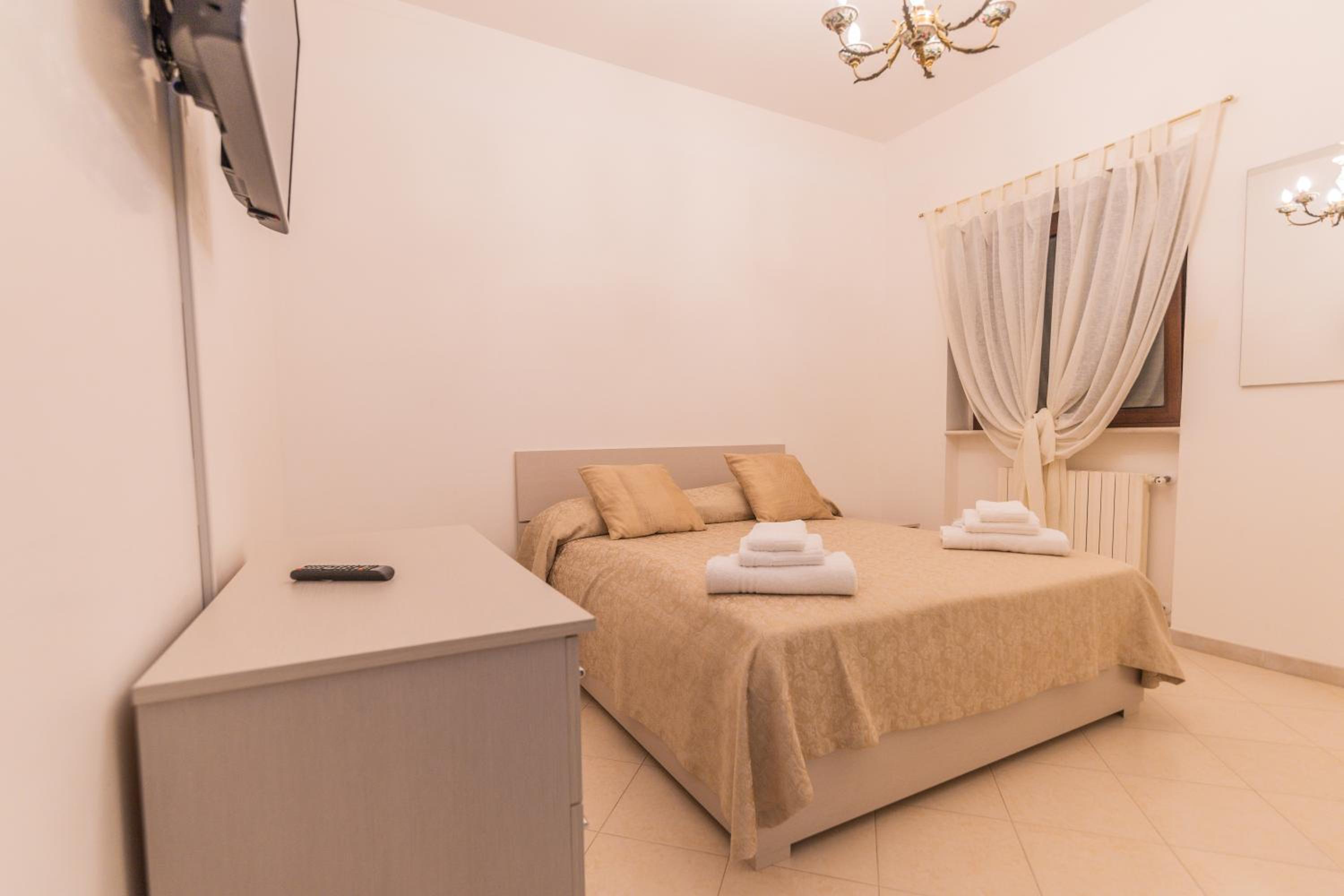 Deluxe Double Room with Shower - Photo 1