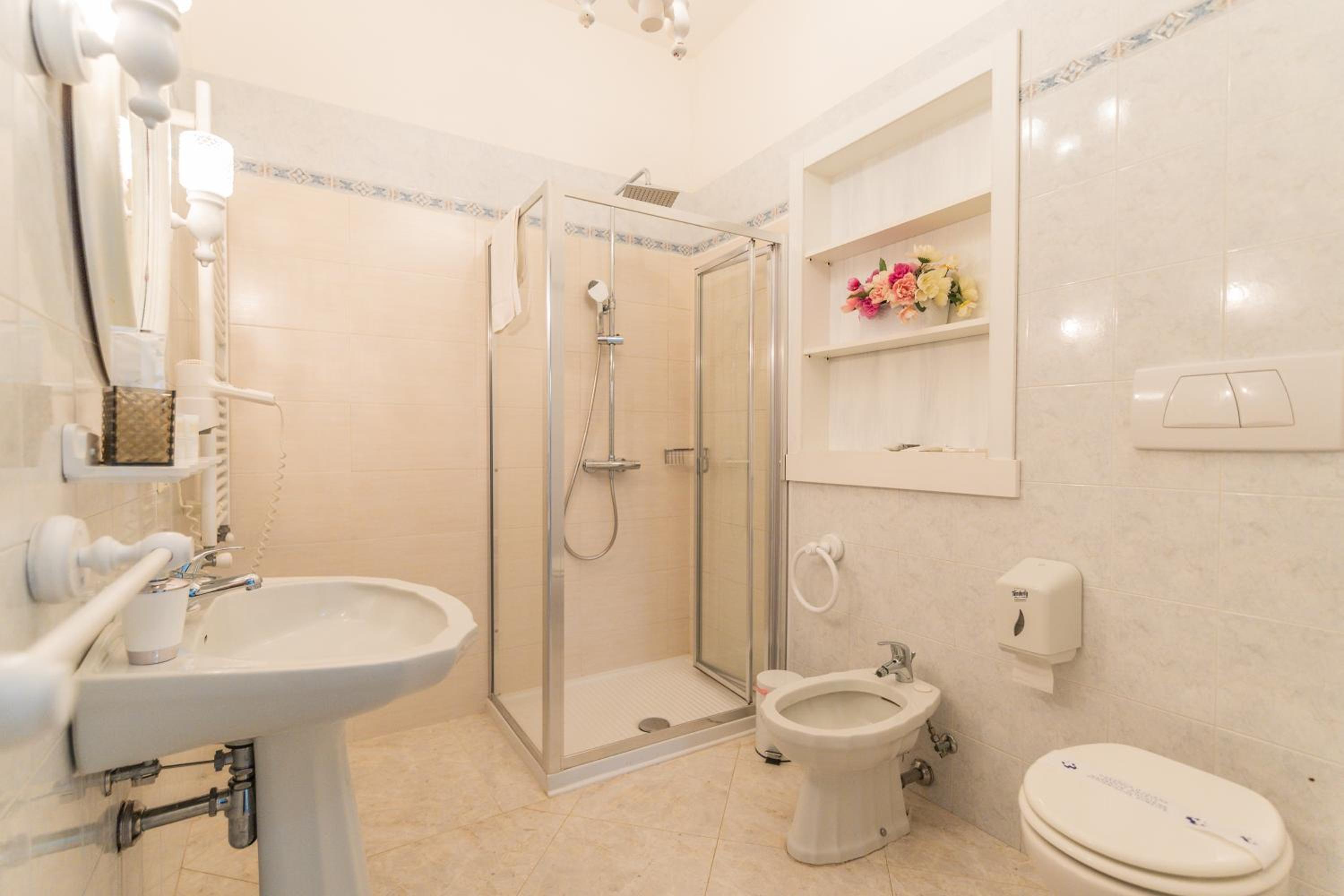 Deluxe Double Room with Shower - Photo 4