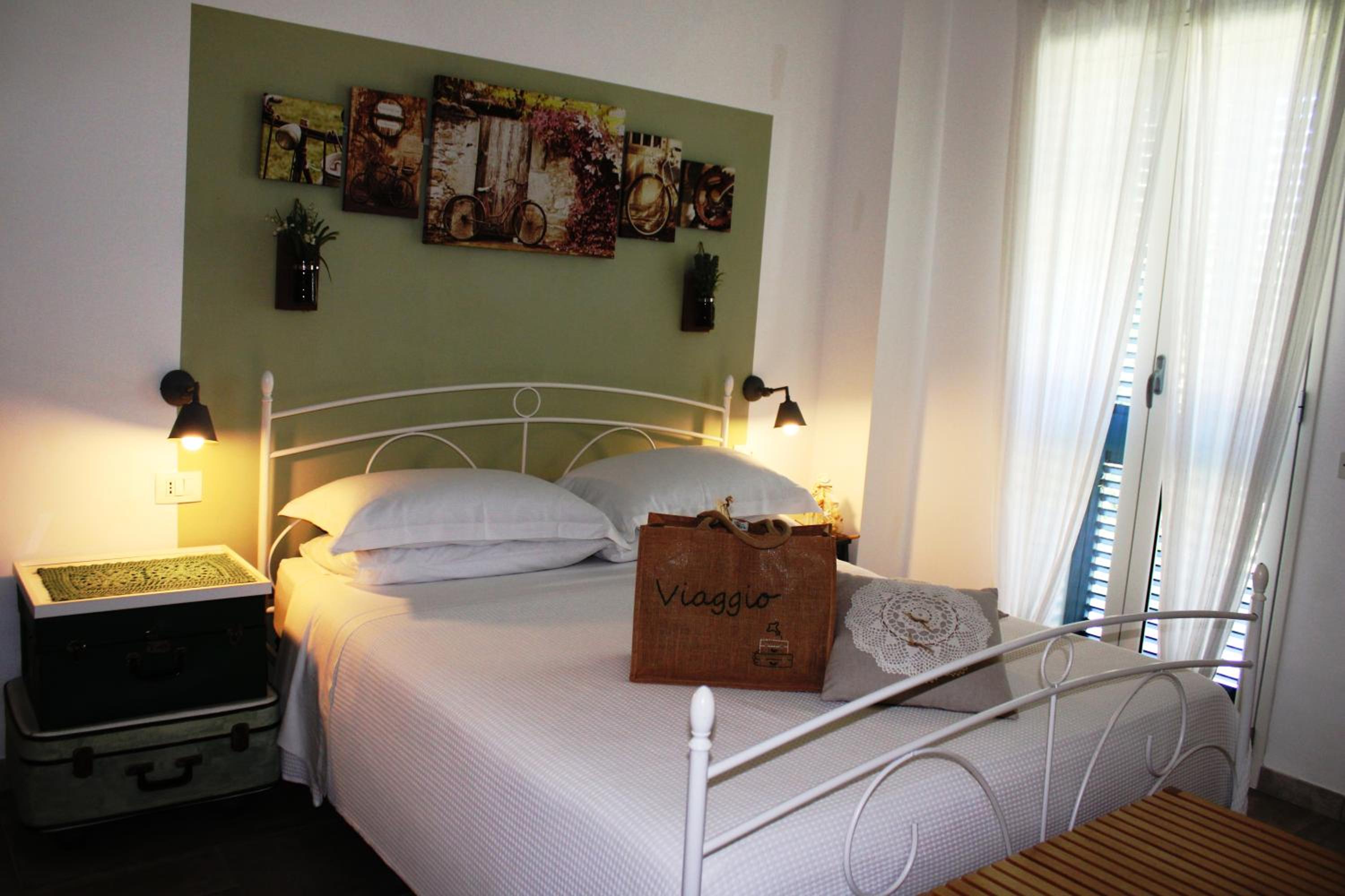 Deluxe Room - Photo 8
