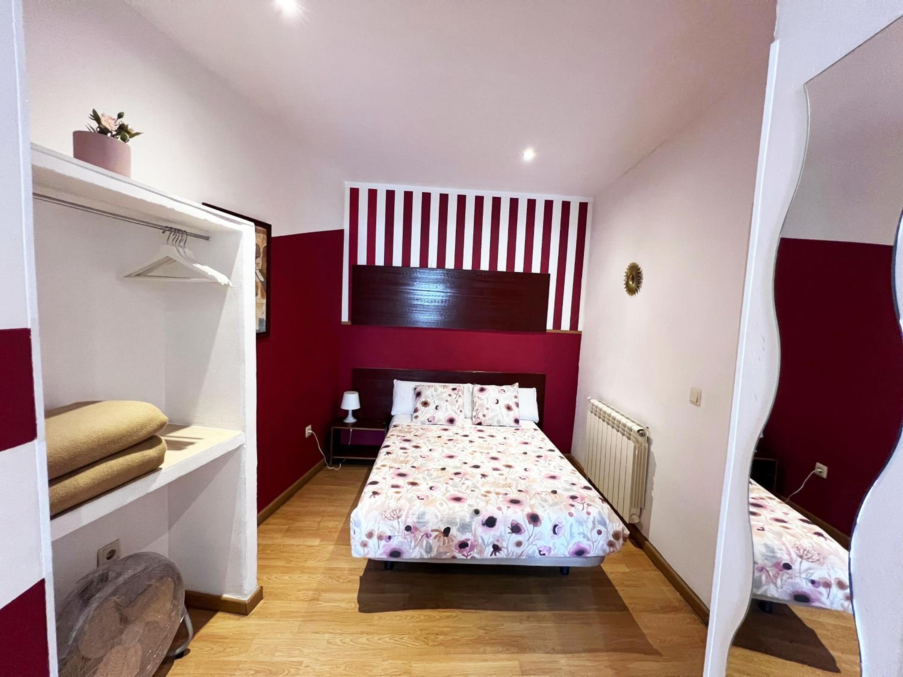 Habitación Doble con Cama Extra y Baño Compartido