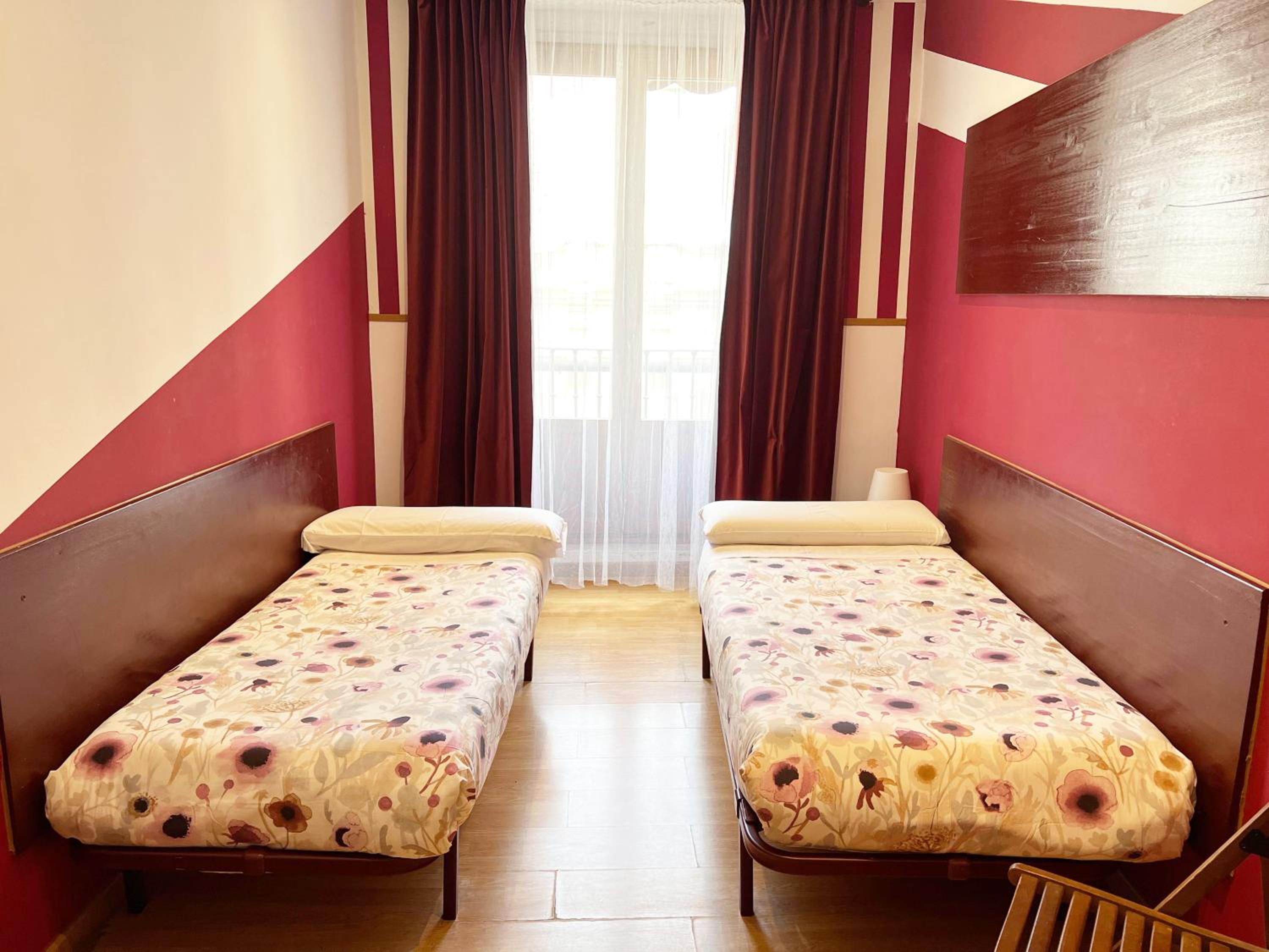 Doble Room with Extra Bed and Shared Bathroom photo 2