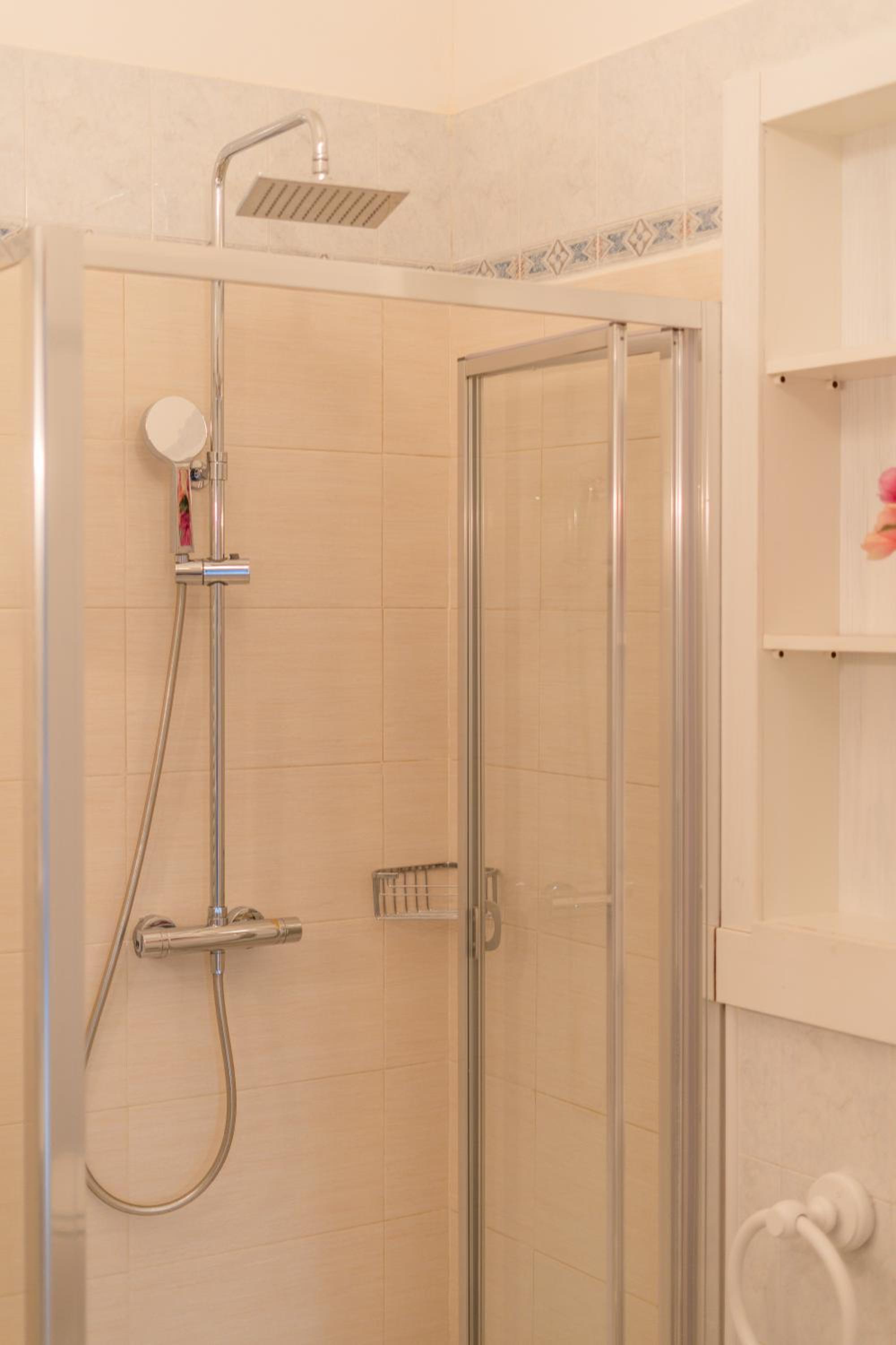 Deluxe Double Room with Shower - Photo 2
