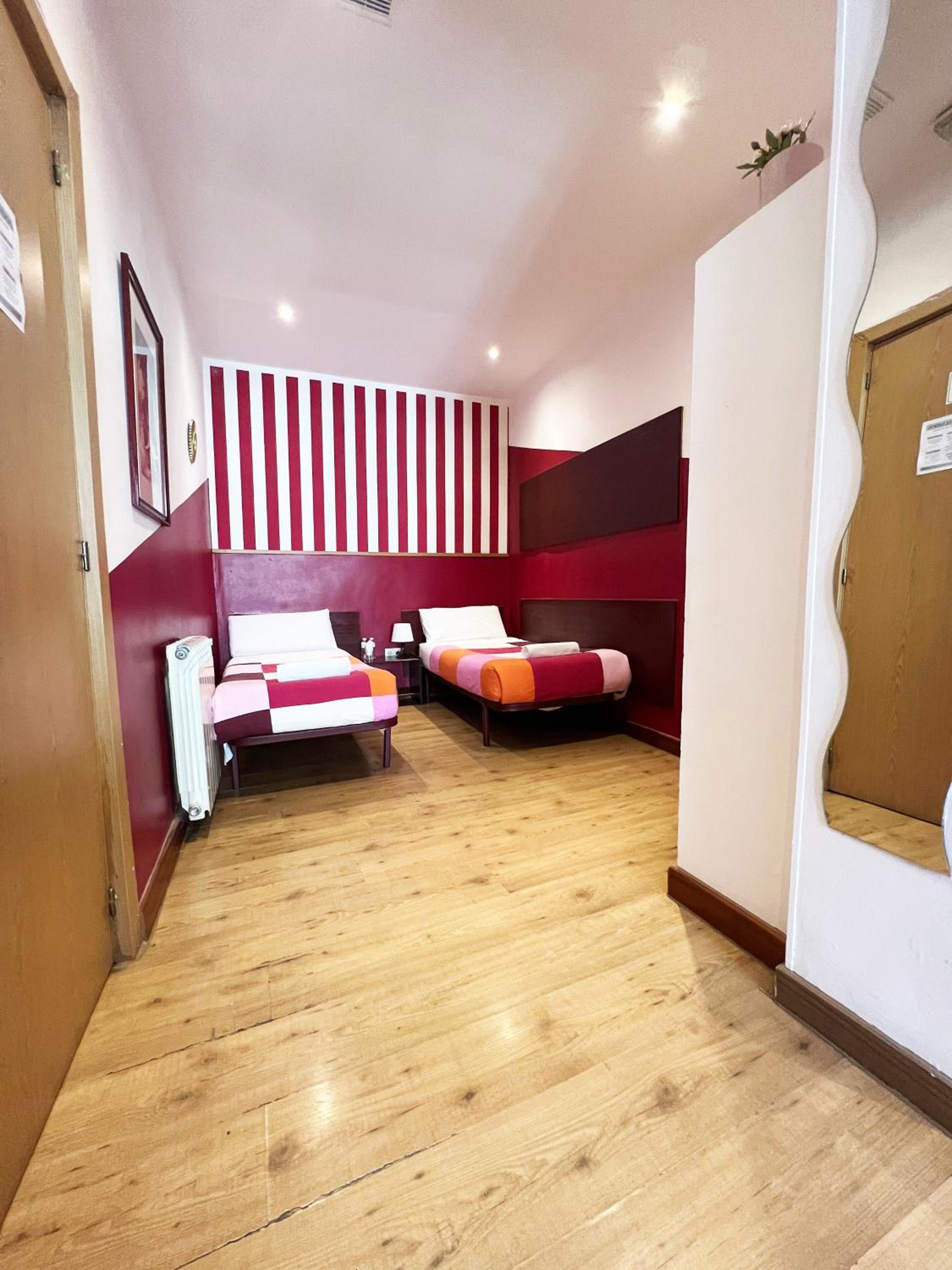 Quadruple Room with Shared Bathroom photo 2