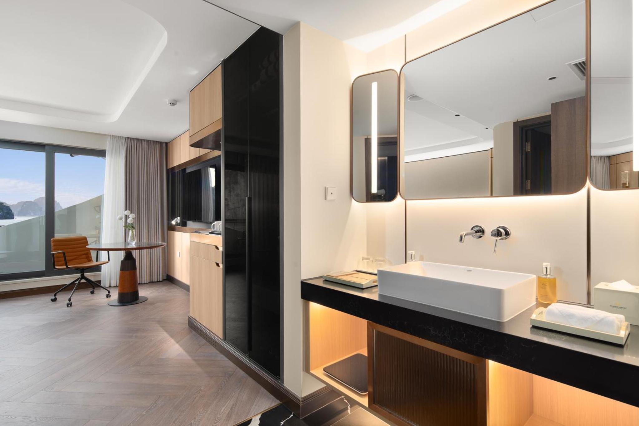 Ocean Balcony Suite - Photo 5