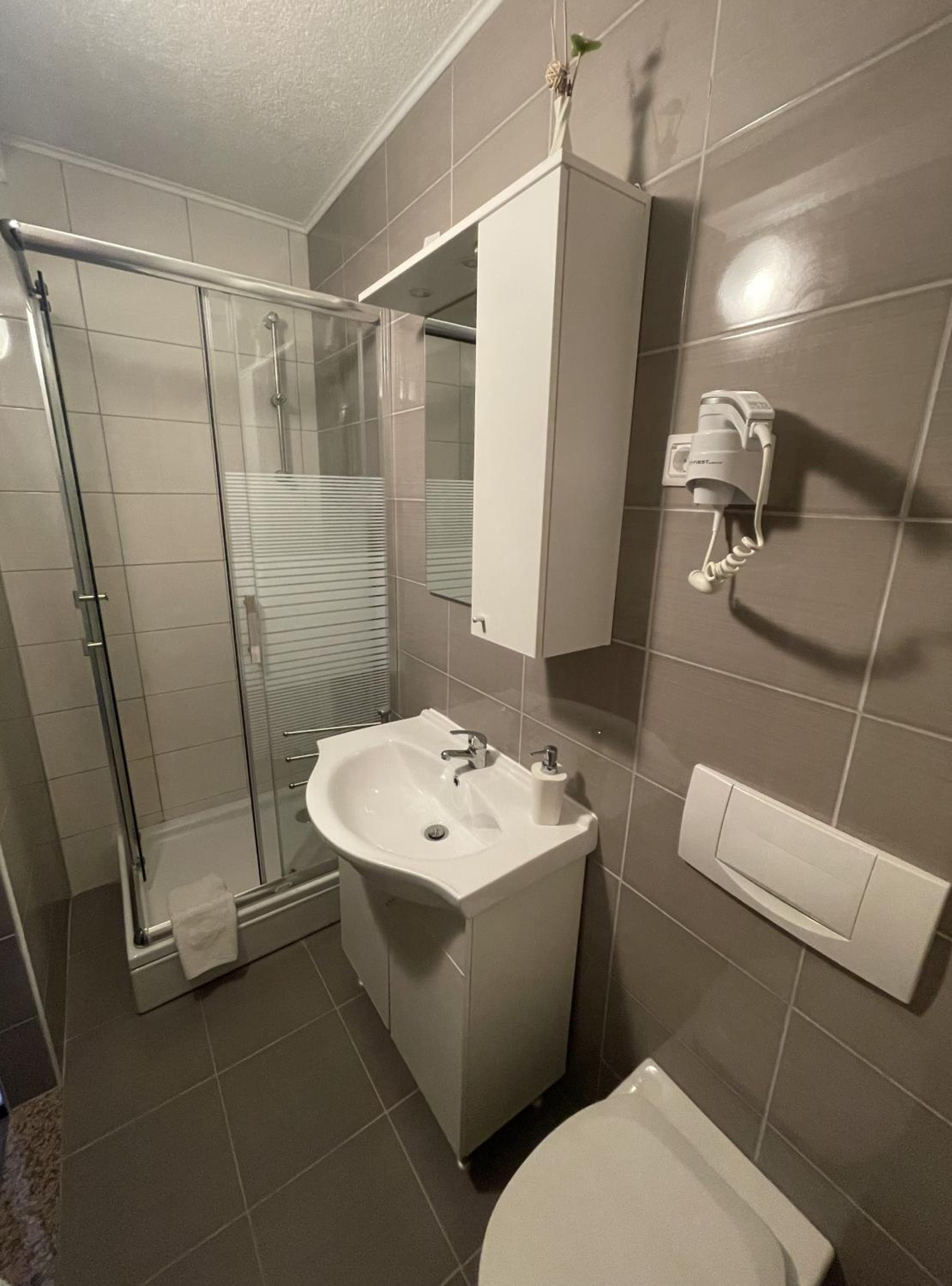 Deluxe Double Room (2 Adults + 1 Child) photo 2