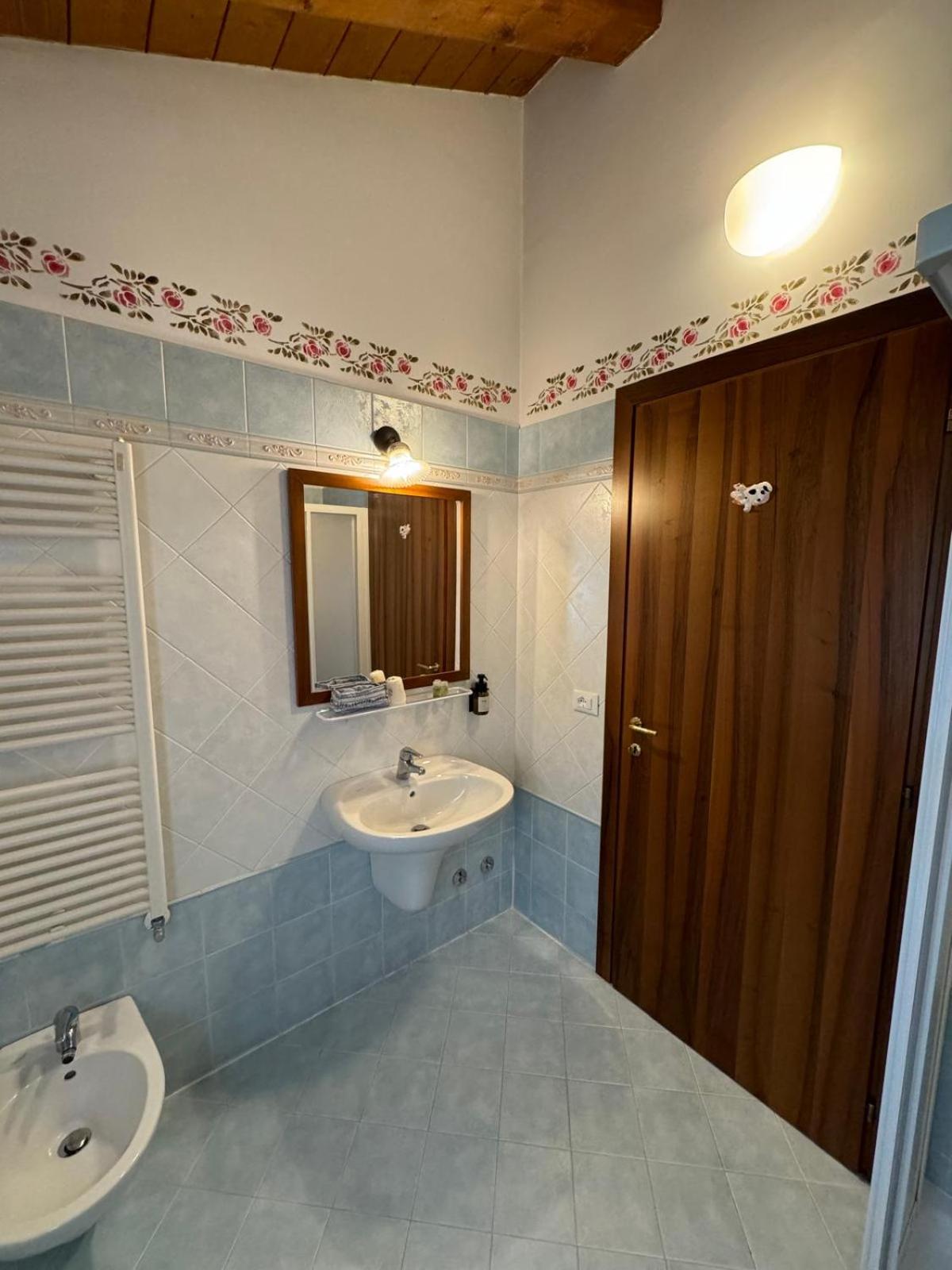 Twin Room with Private Bathroom photo 2
