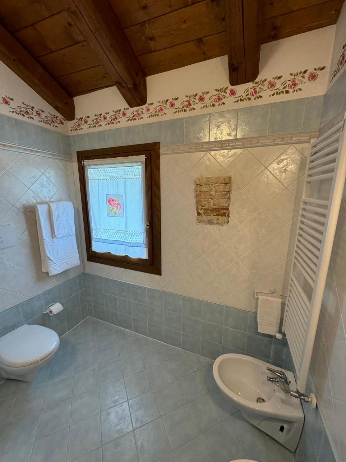 Twin Room with Private Bathroom photo 3