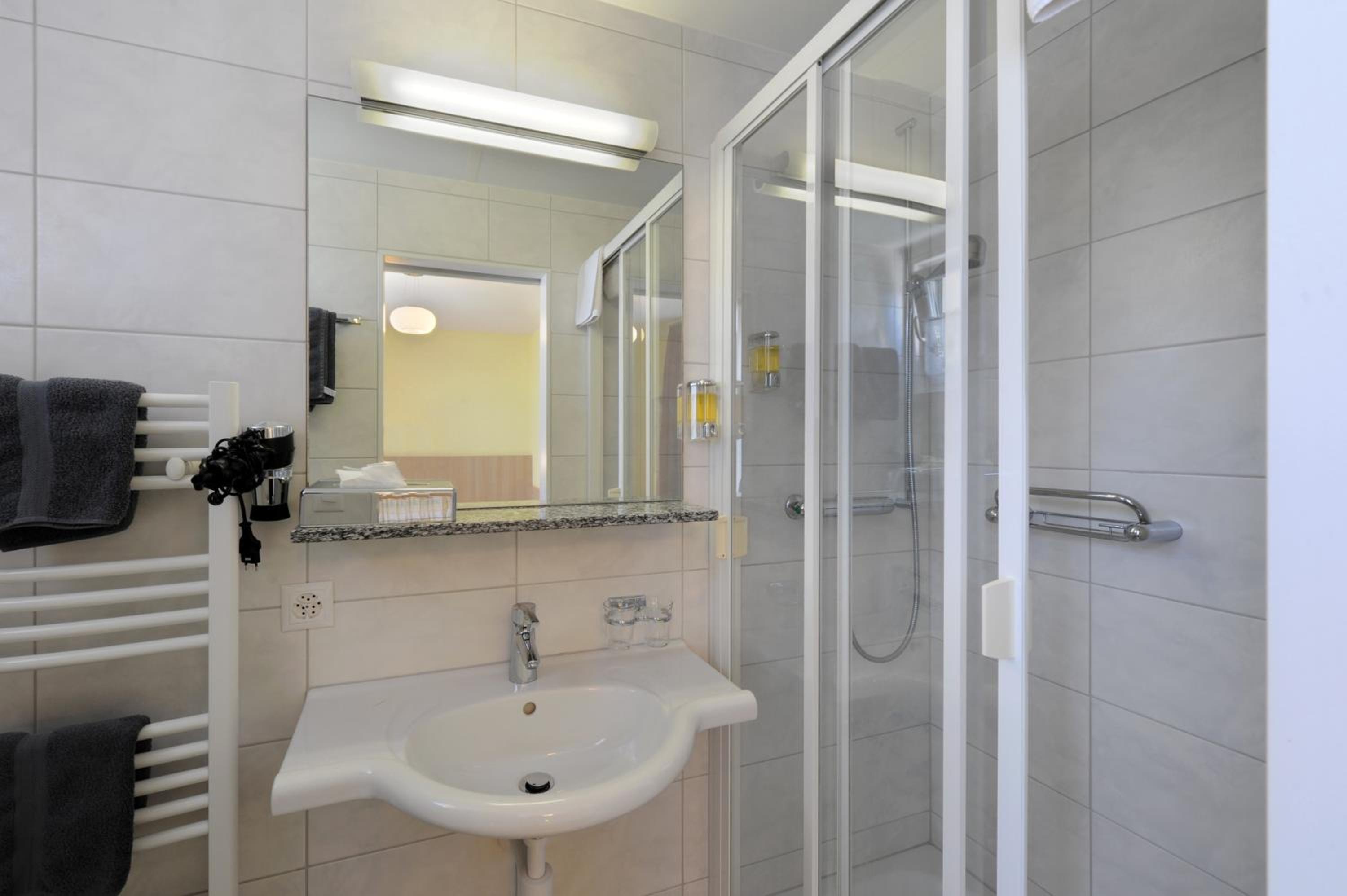 Economy Double Room with Air Conditioning - Photo 9