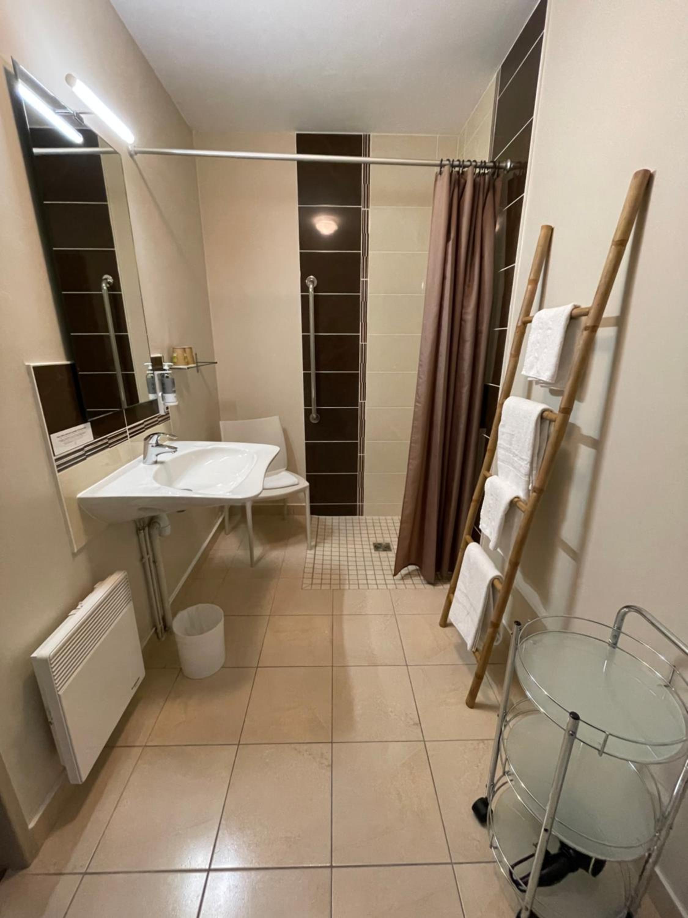 Double Room - Disability Access - Photo 3