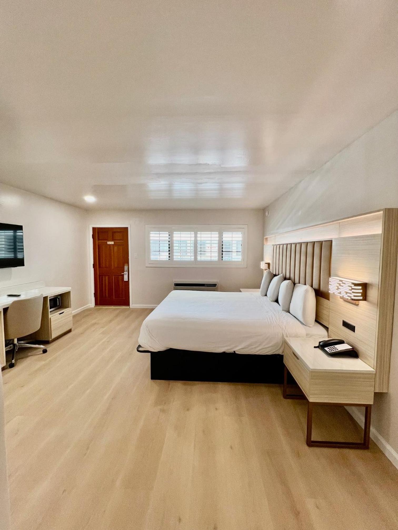 Deluxe King Room - Non-Smoking photo 1