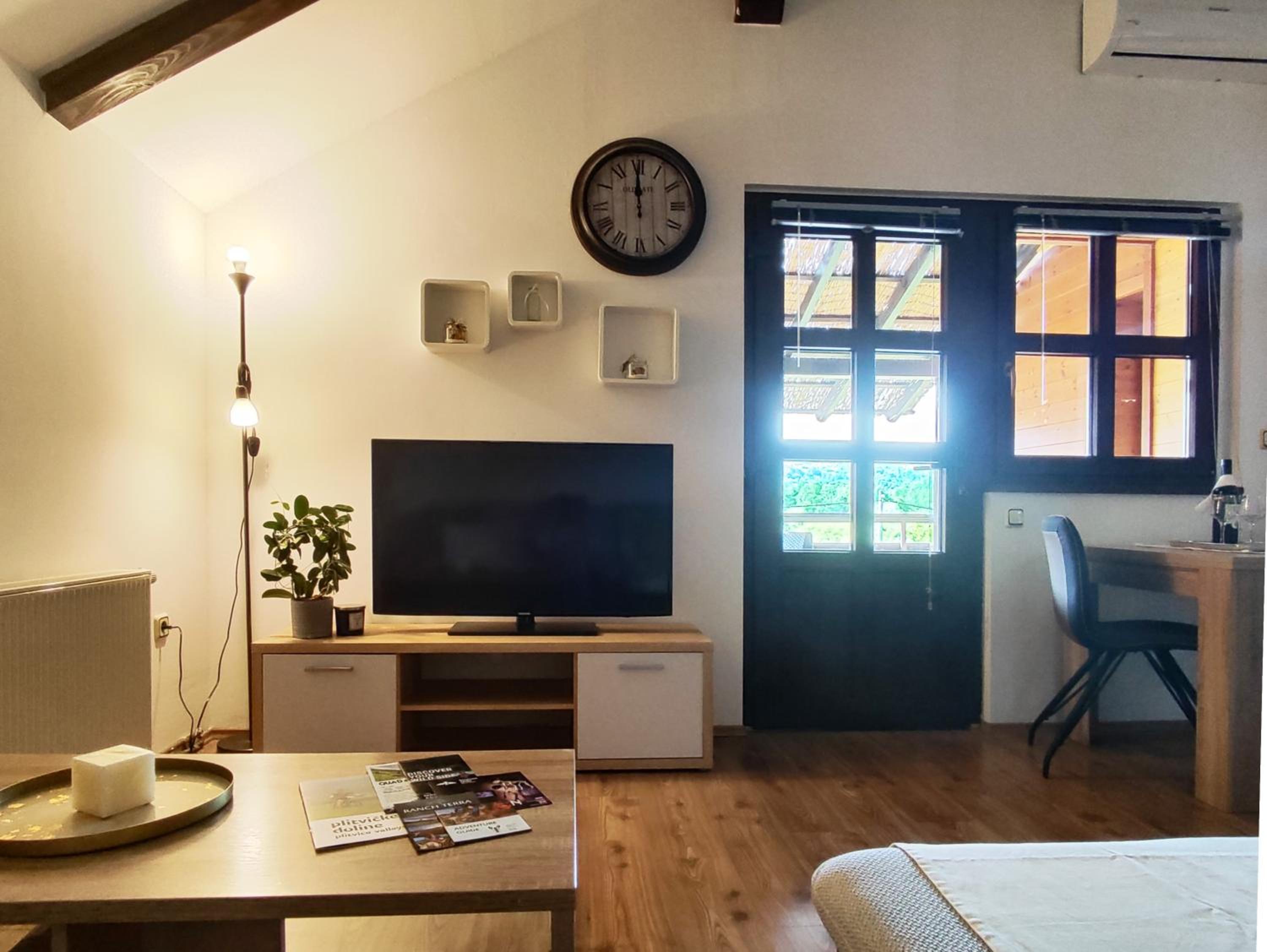 One-Bedroom Deluxe Apartment - Photo 2