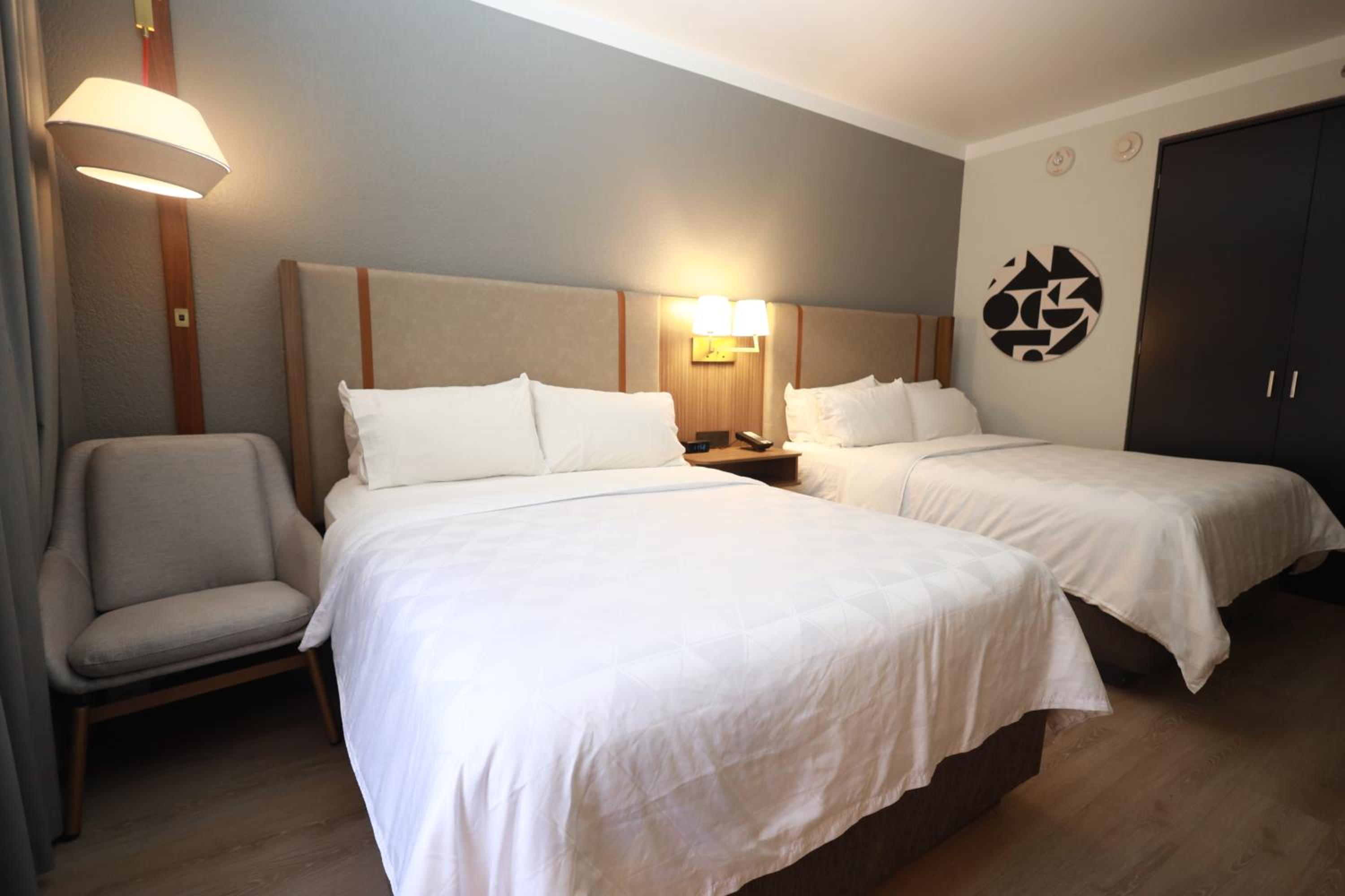 Standard King Room - Accessible - Photo 8