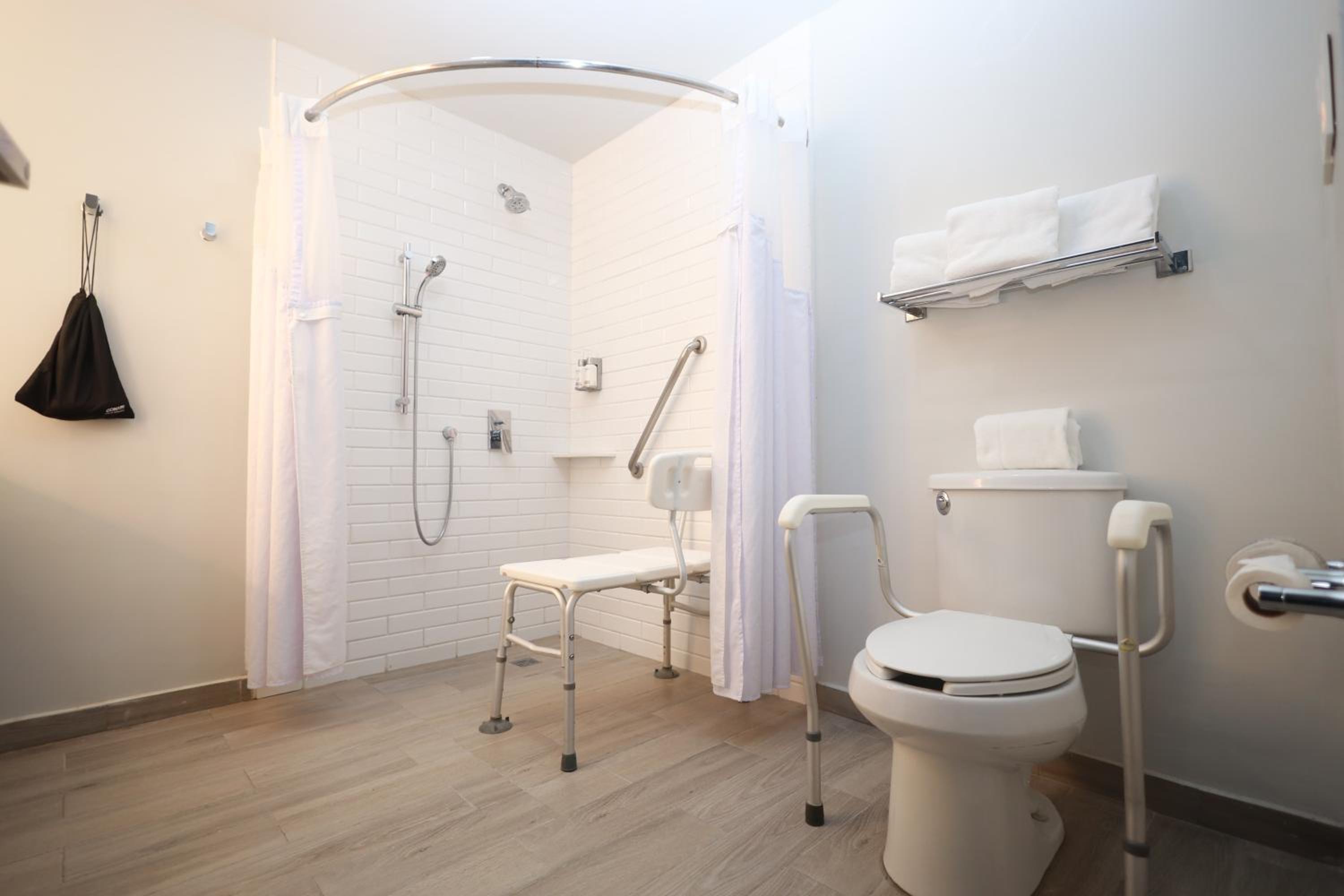 Standard King Room - Accessible - Photo 7